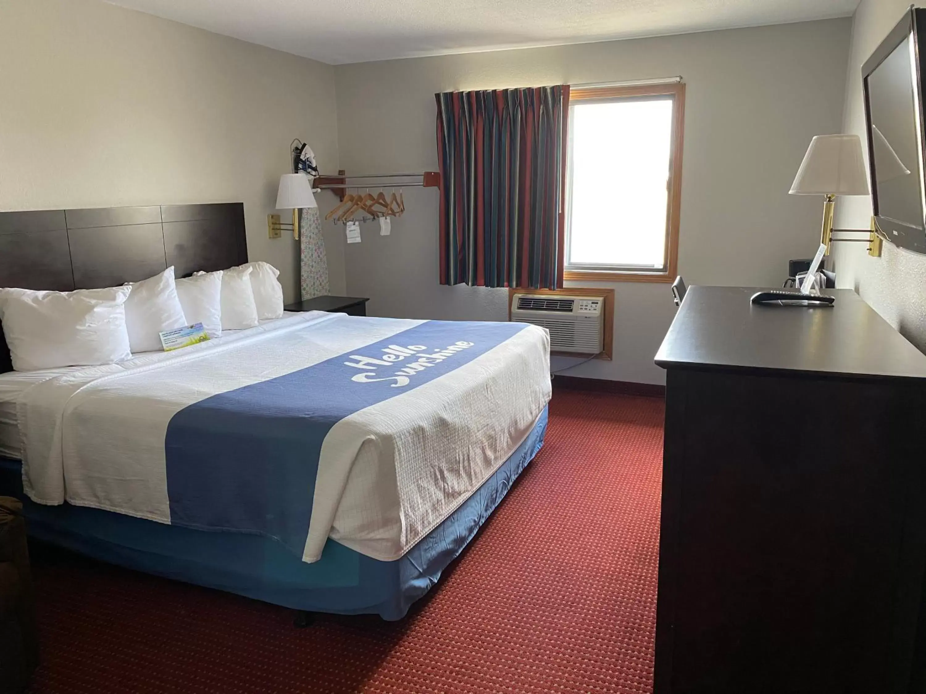 Bed in Days Inn & Suites by Wyndham Des Moines Airport