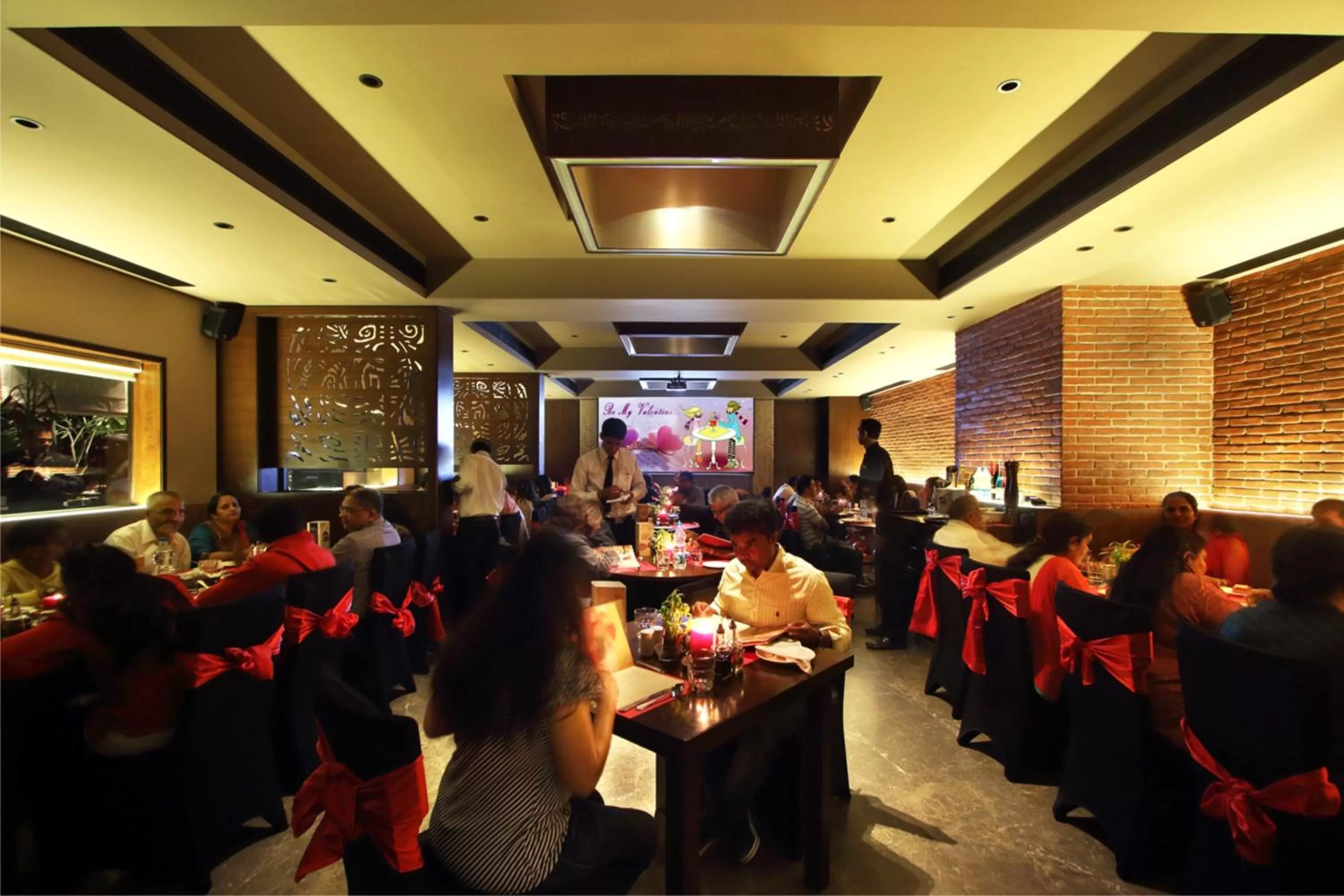 Restaurant/places to eat in Hotel Express Residency Vadodara