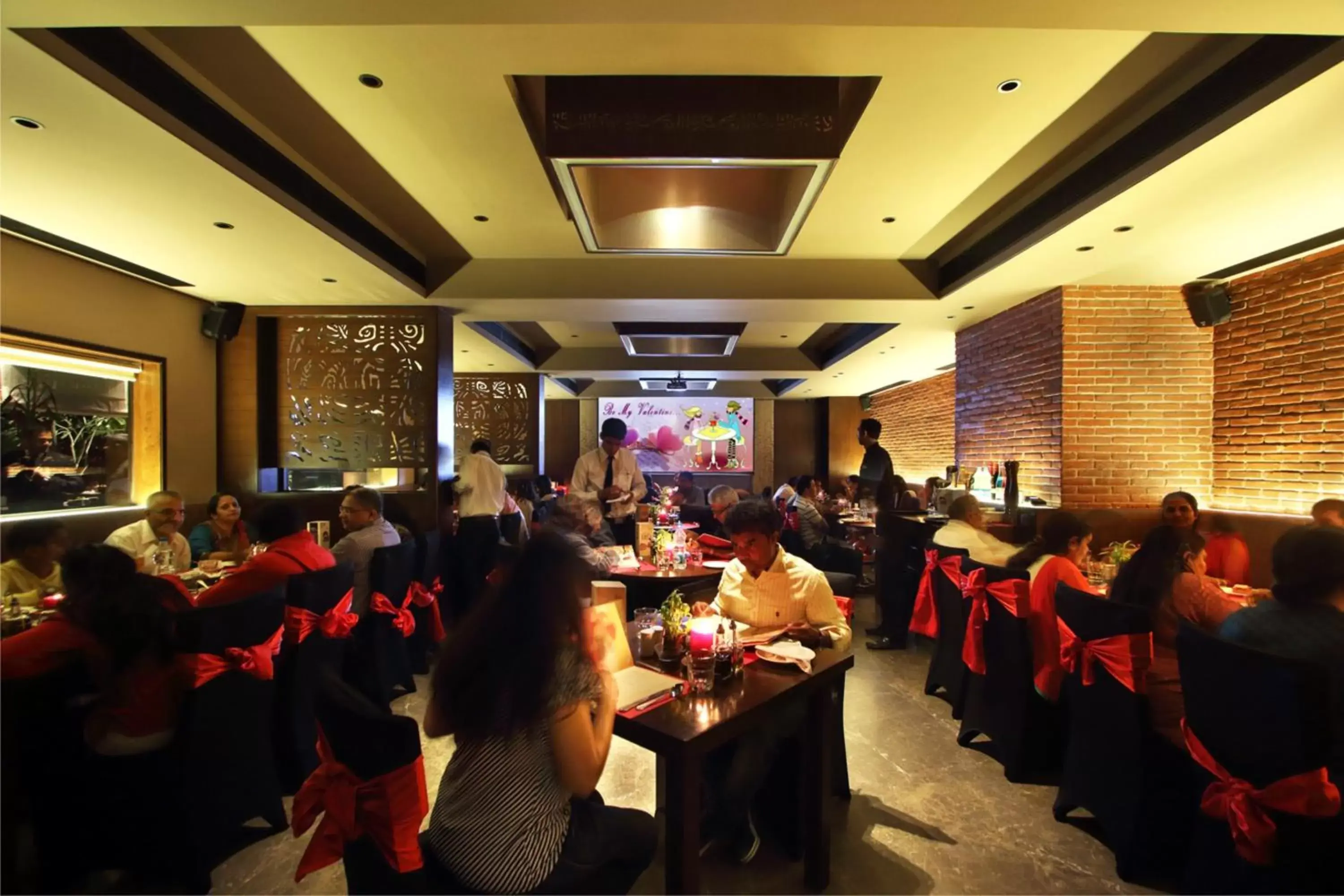 Restaurant/Places to Eat in Hotel Express Residency Vadodara