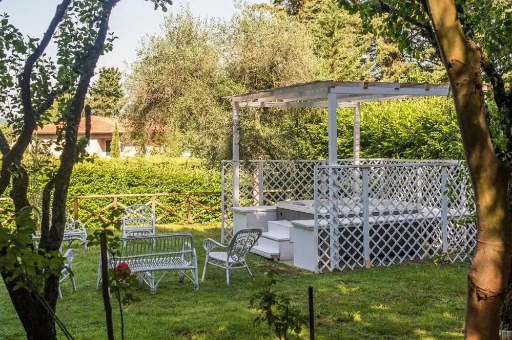 Patio, BBQ Facilities in Country Lodge B&B