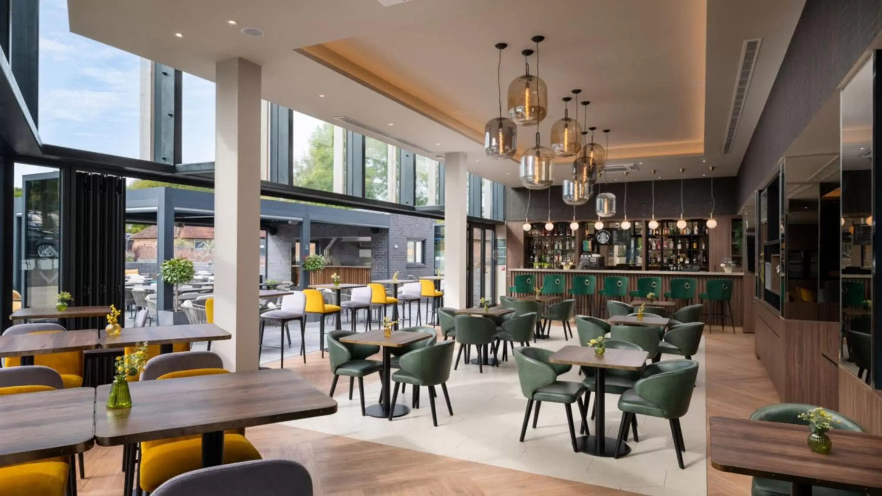 Lounge or bar, Restaurant/Places to Eat in Holiday Inn London Gatwick - Worth, an IHG Hotel