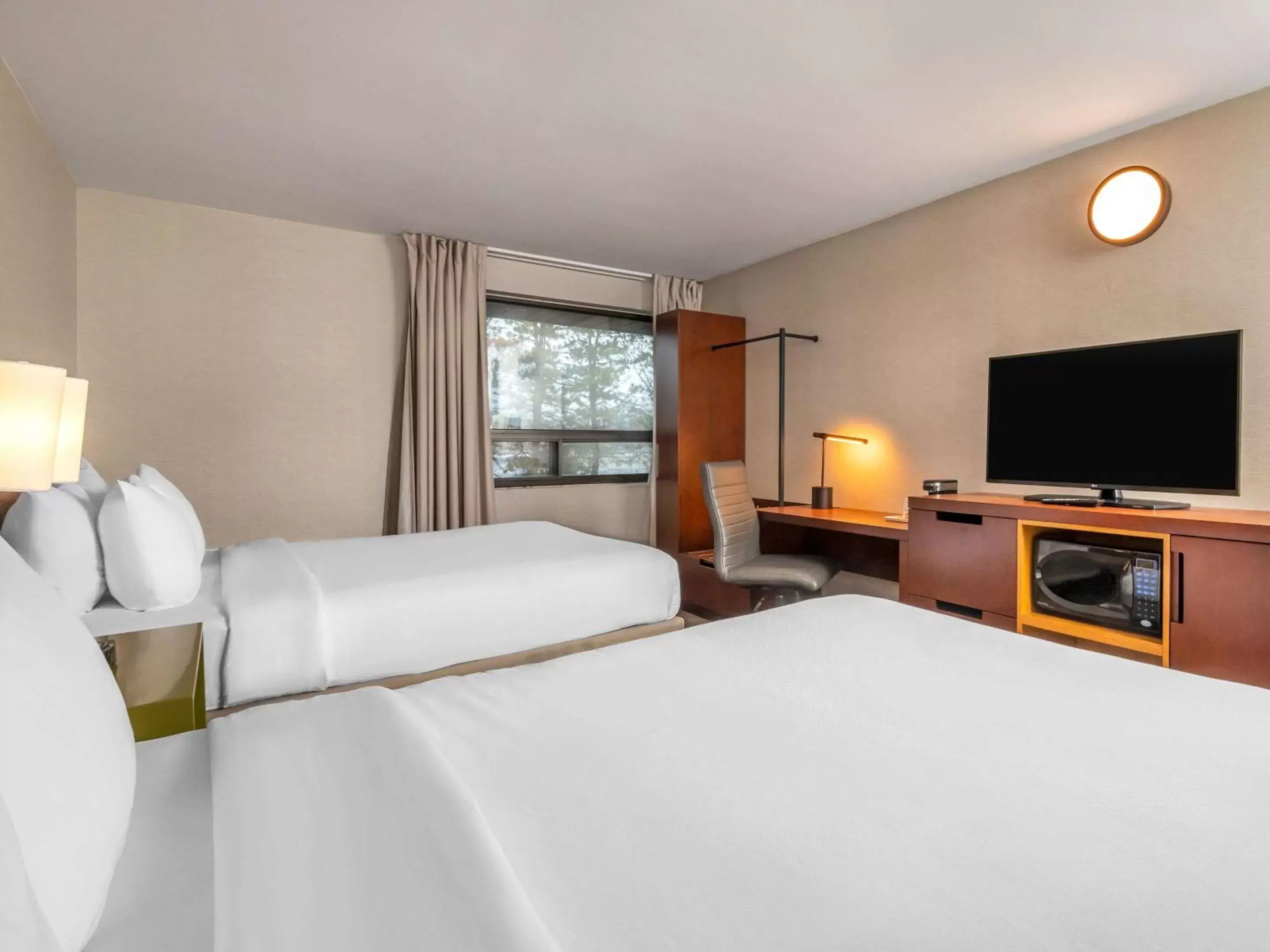 Bedroom, Bed in Comfort Inn Ottawa West- Kanata