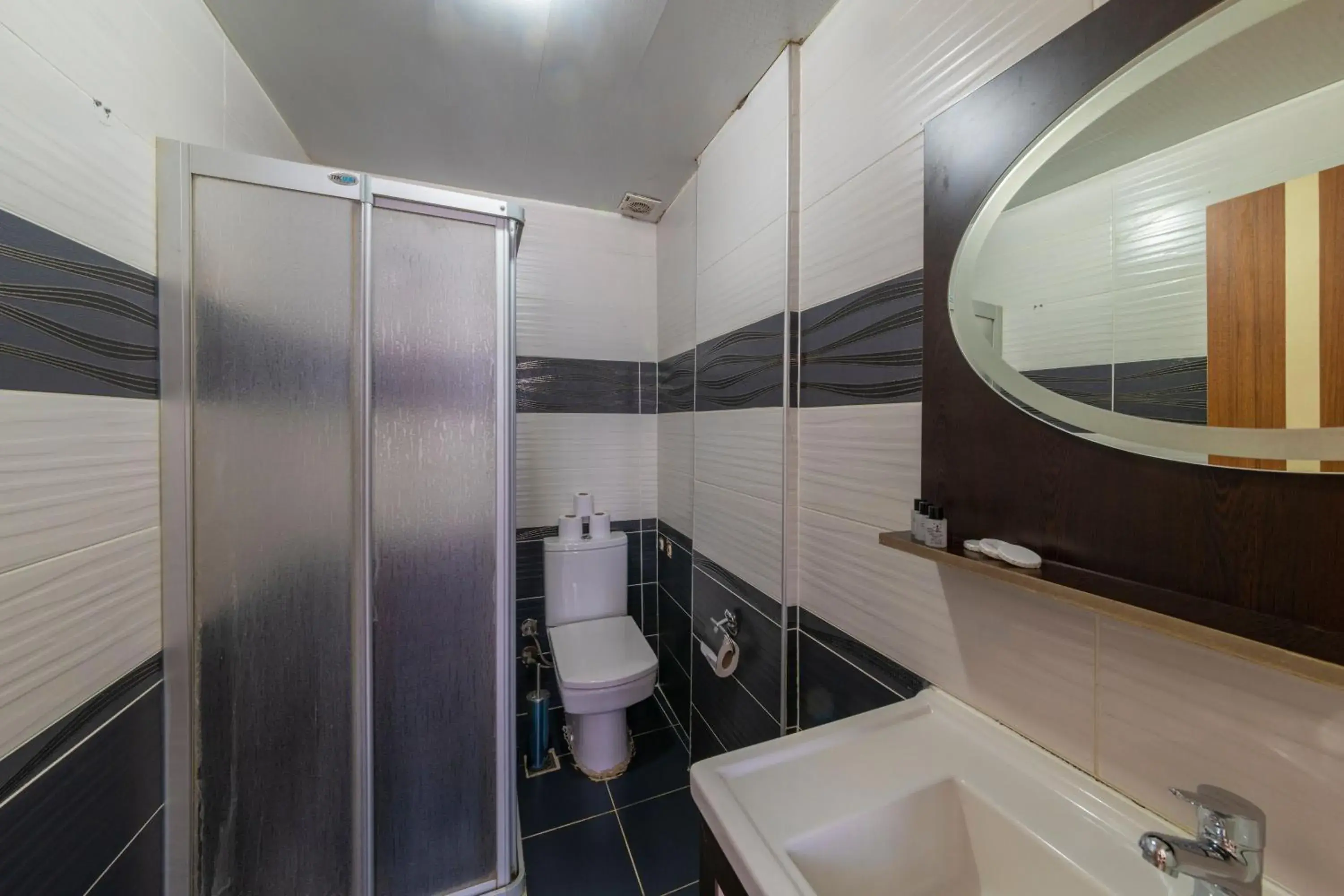 Shower, Bathroom in Ista Palace Hotel