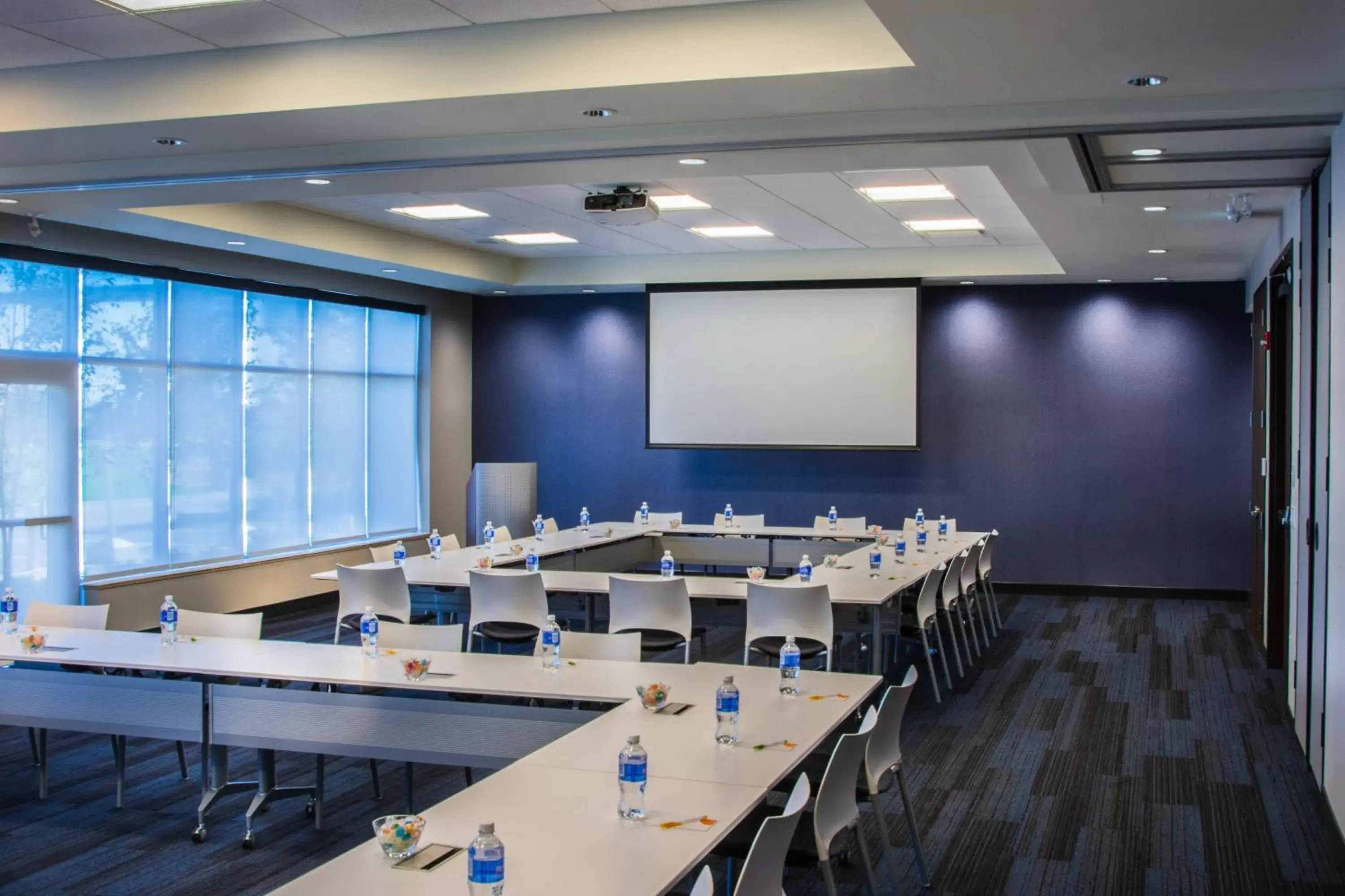 Meeting/conference room in Courtyard by Marriott Winnipeg Airport