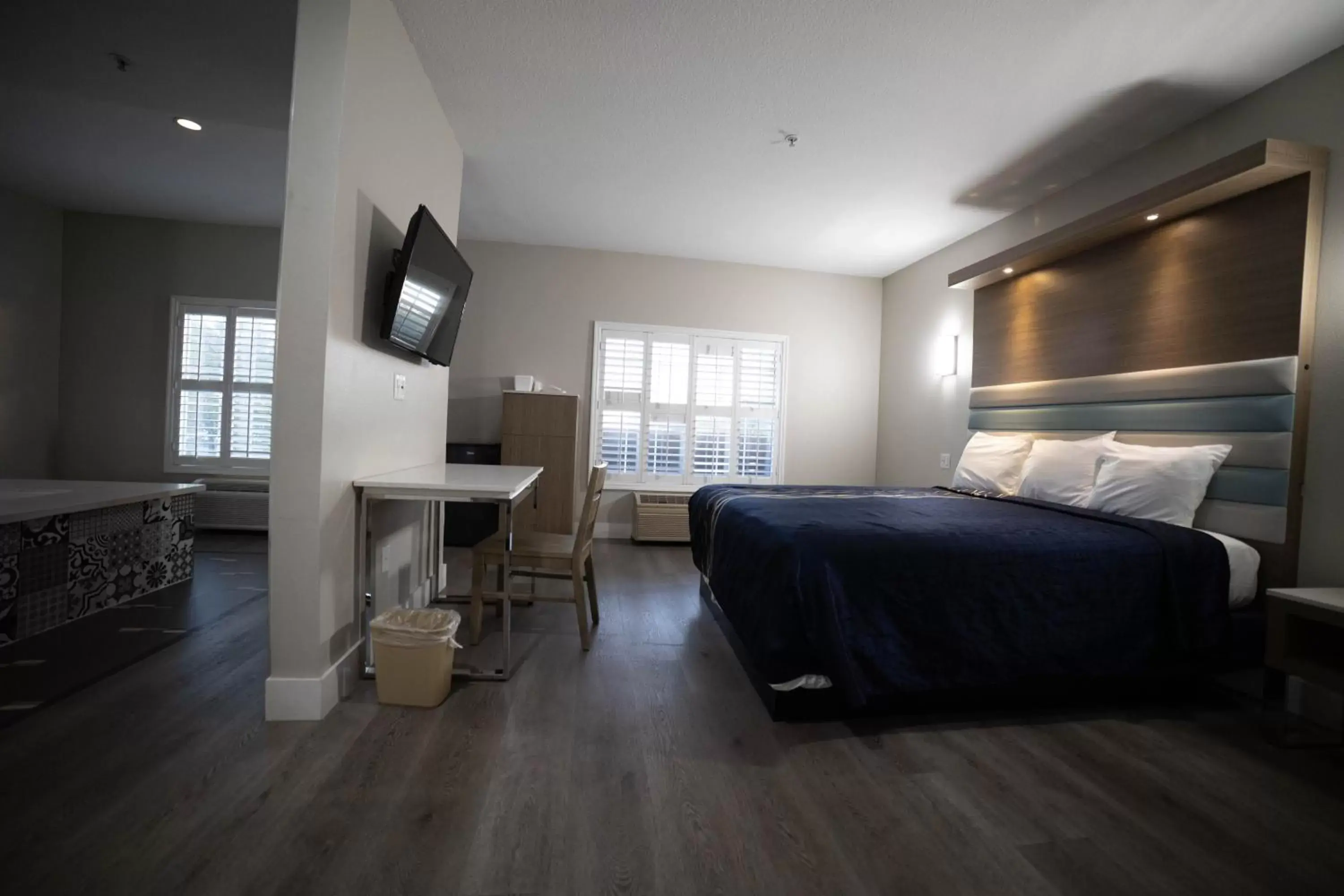 Bedroom in Mid City Inn & Suites Pico Rivera
