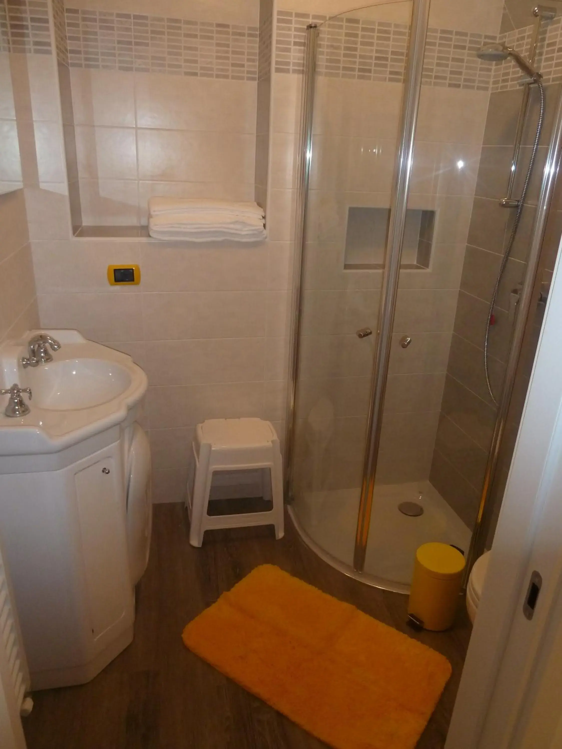 Shower, Bathroom in Albergo Casa Este