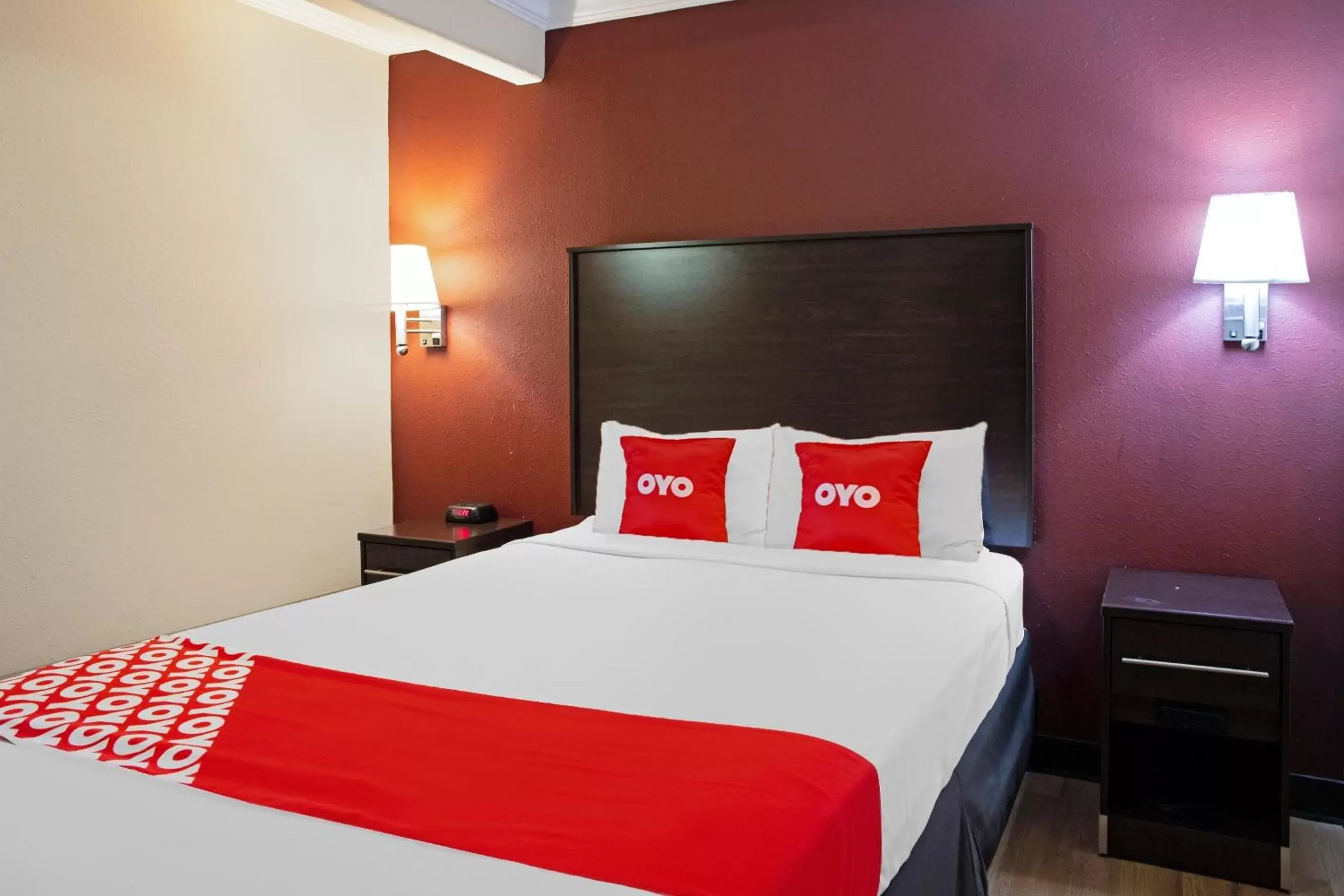 Bedroom, Bed in OYO Hotel McAllen Airport South