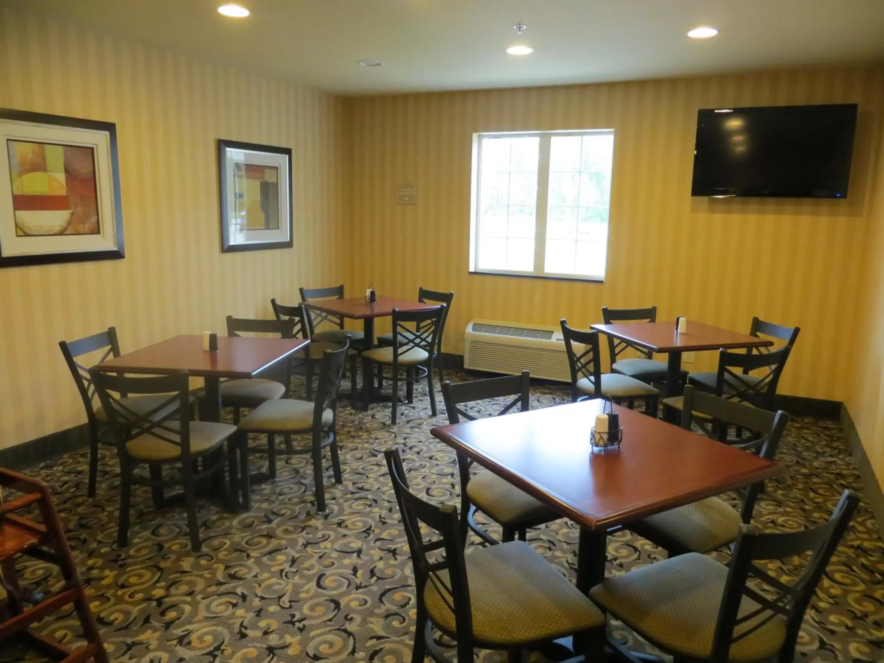 Seating area, Restaurant/Places to Eat in Cobblestone Inn & Suites - Brillion