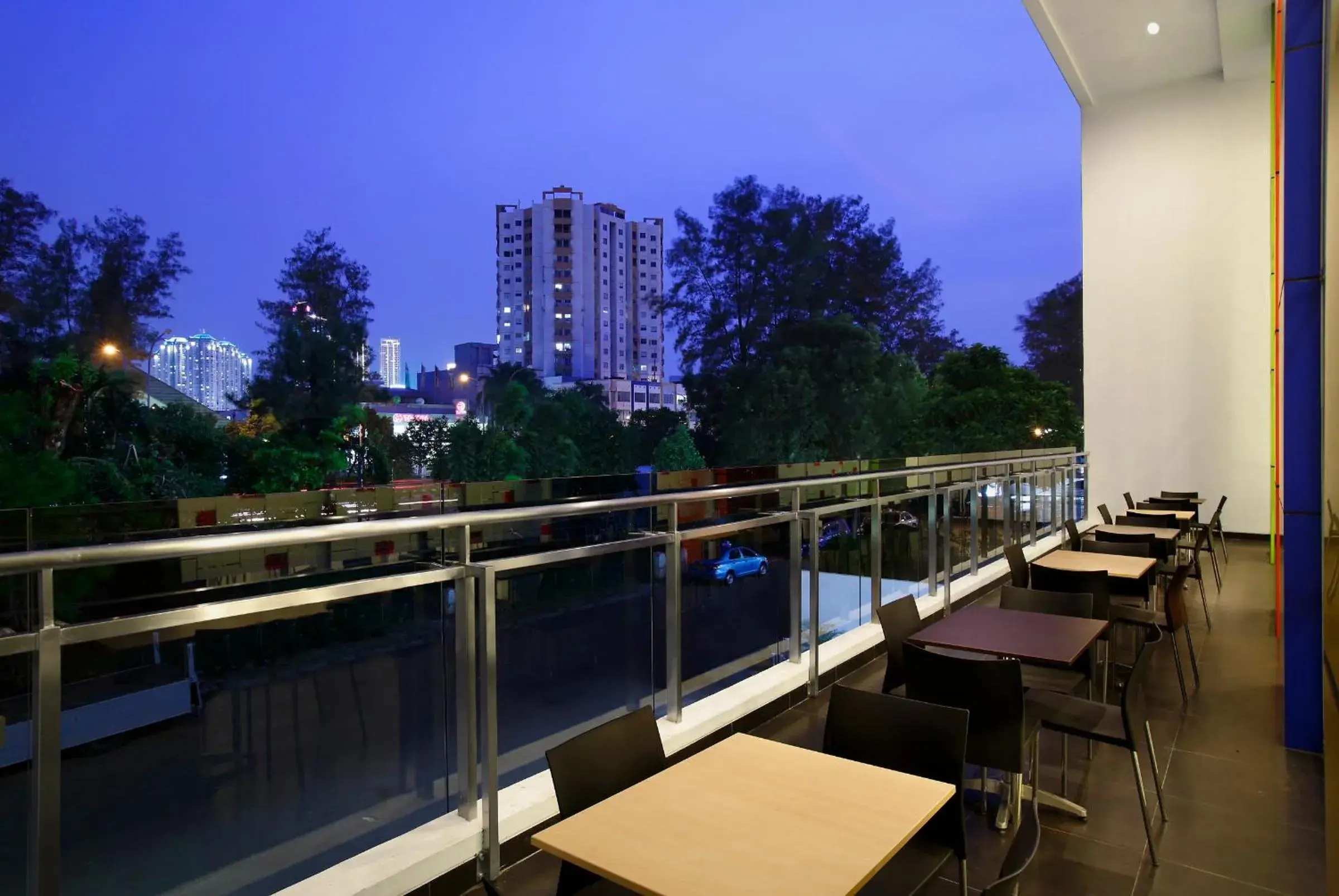 Restaurant/places to eat, Balcony/Terrace in Amaris Hotel Dr. Susilo Grogol