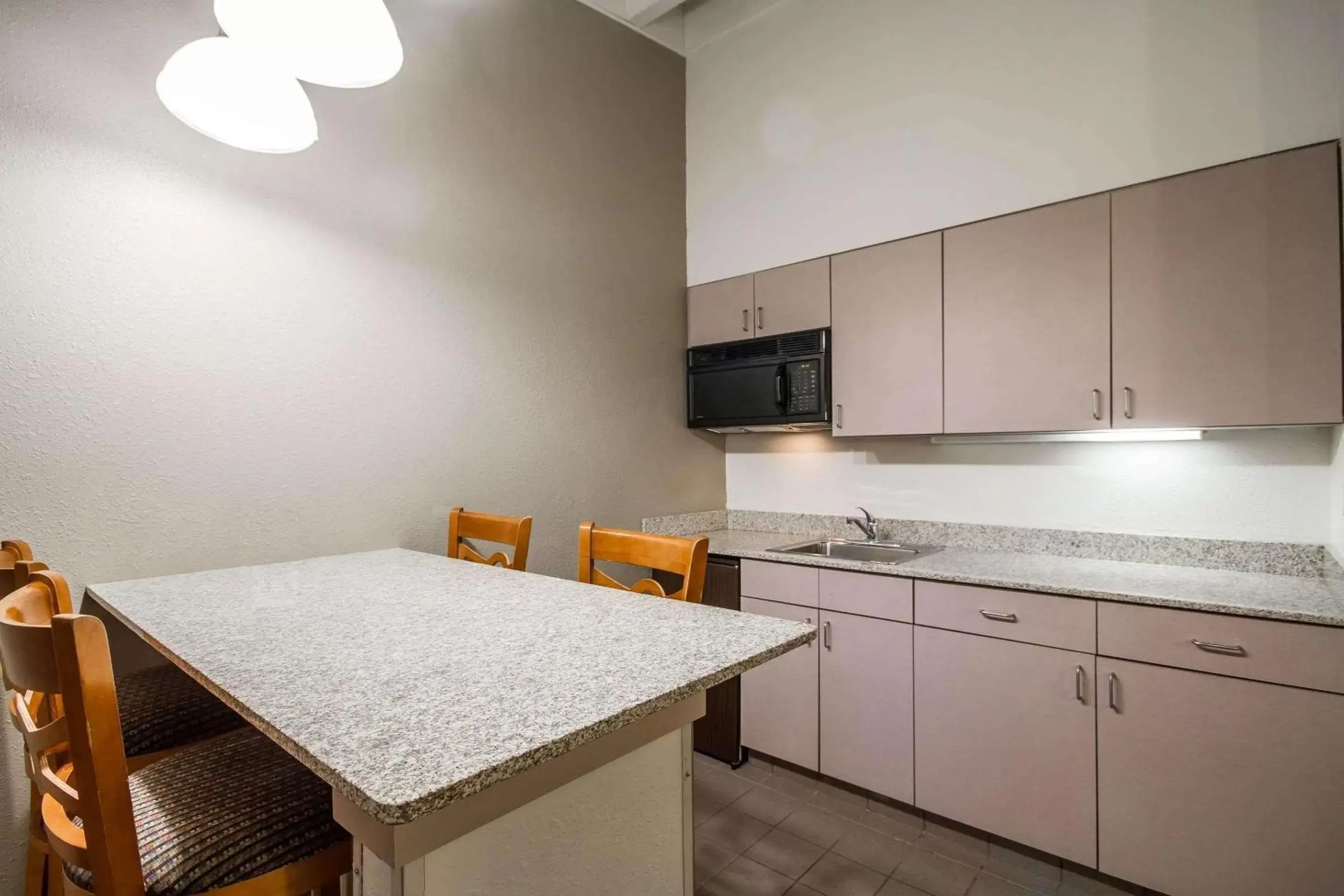 Photo of the whole room, Kitchen/Kitchenette in Comfort Inn & Suites Madison - Airport