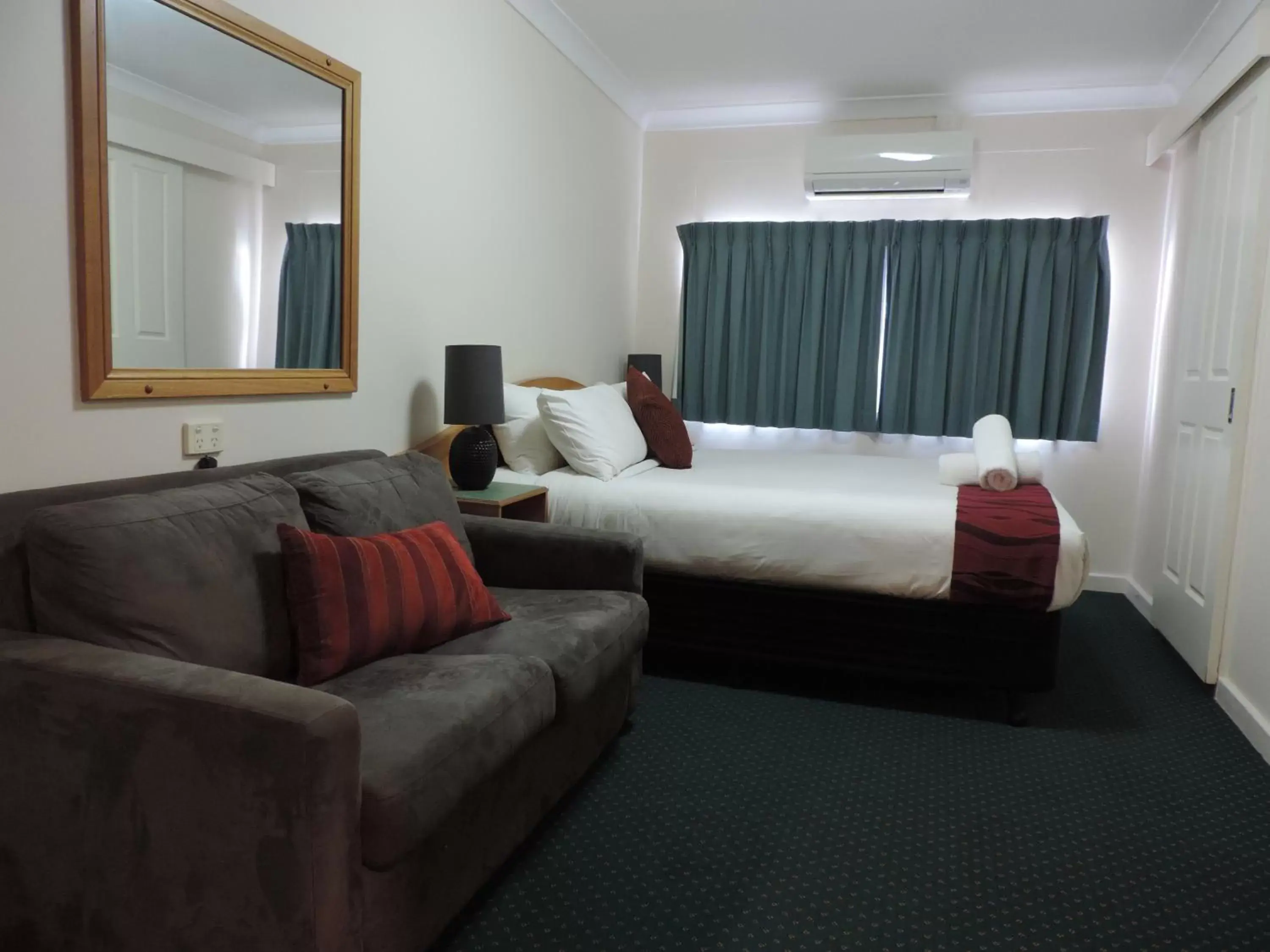 Bedroom, Bed in O'Shea's Royal Hotel
