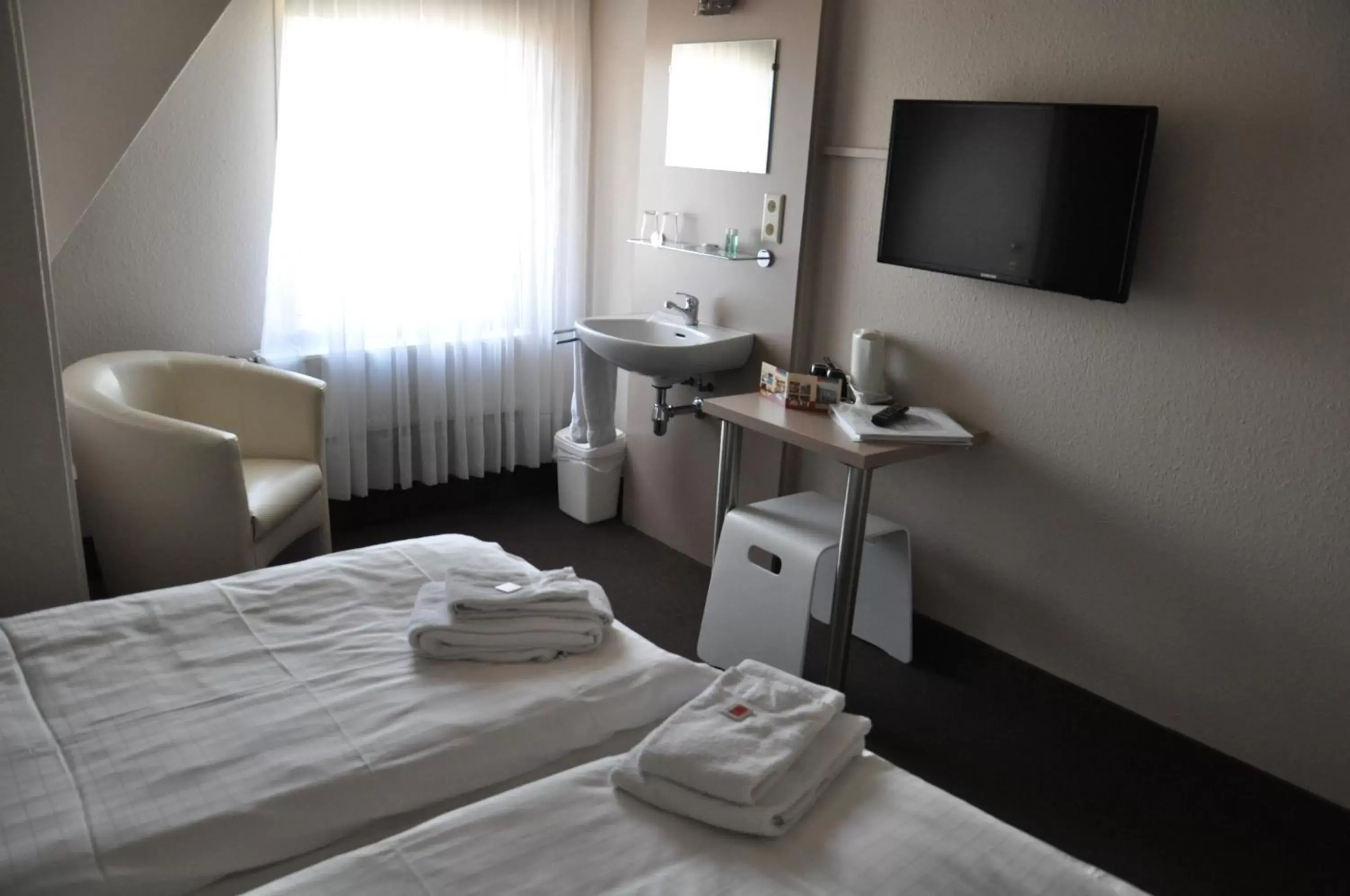 Basic Double Room with Shared Bathroom in Hotel Het Anker Basic Double Room with Shared Bathroom in Hotel Het Anker