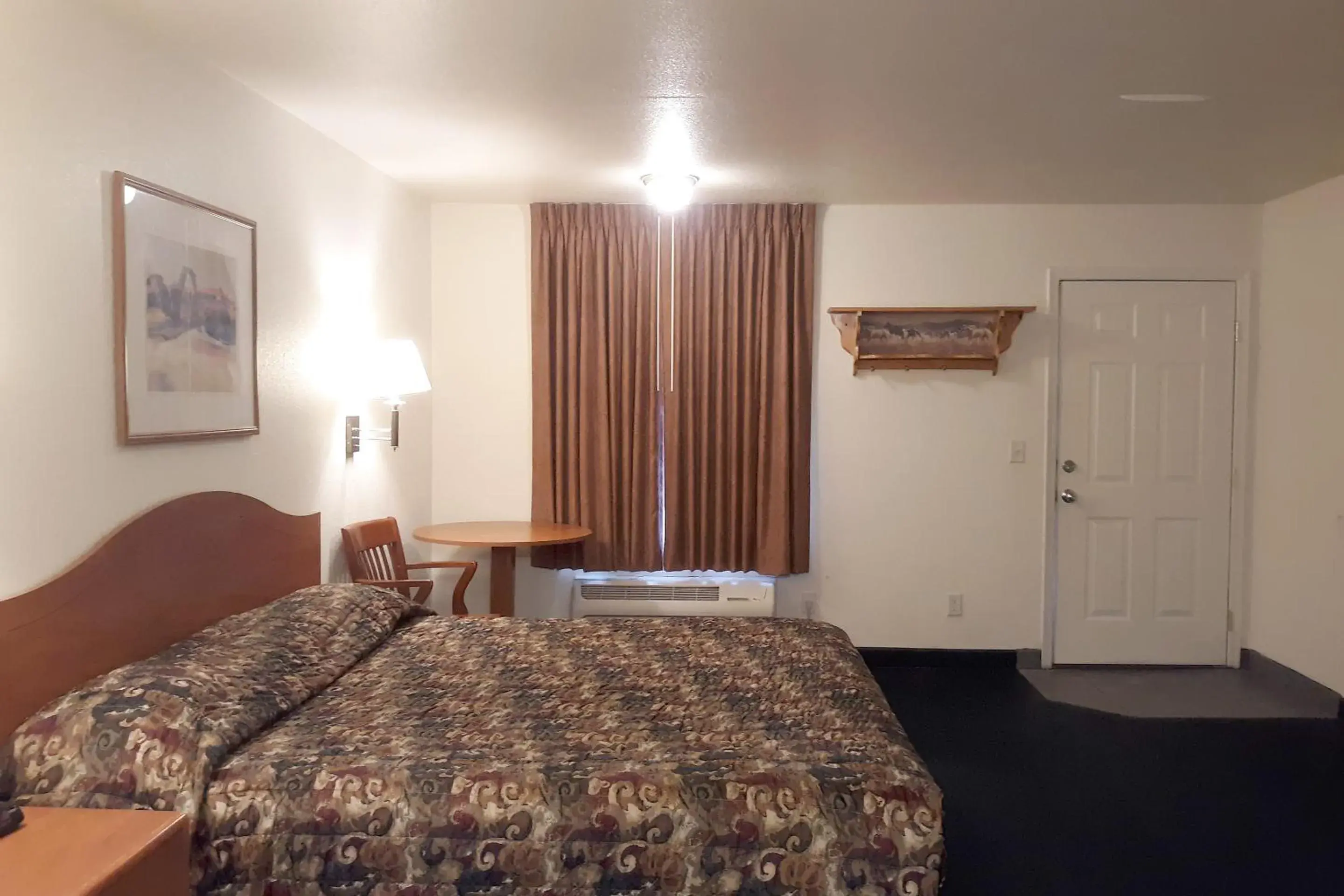 Bedroom, Bed in OYO Hotel Tombstone