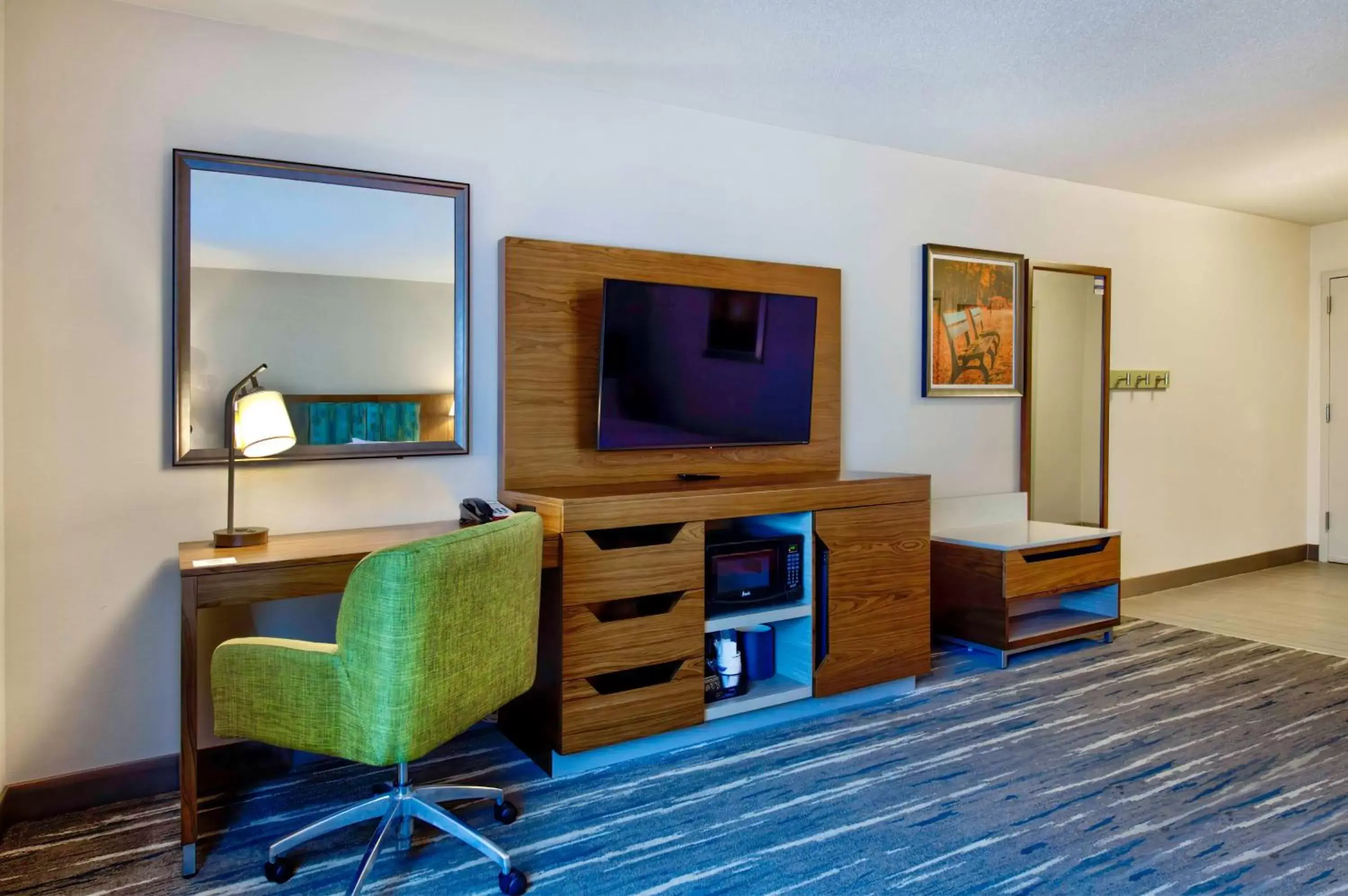 Bedroom, TV/Entertainment Center in Hampton Inn Cortland