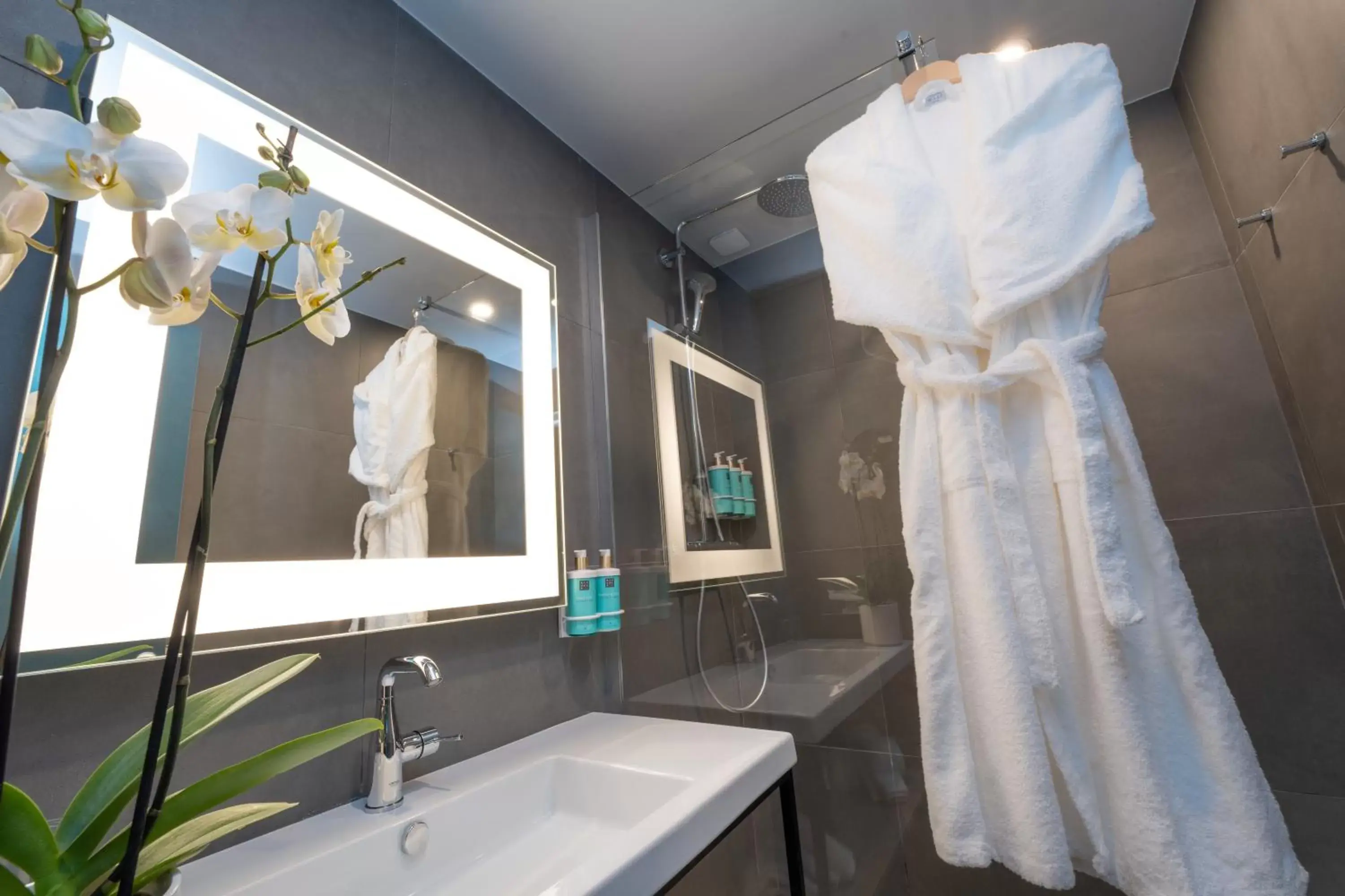 Shower, Bathroom in Hotel Mercure Angers Lac De Maine