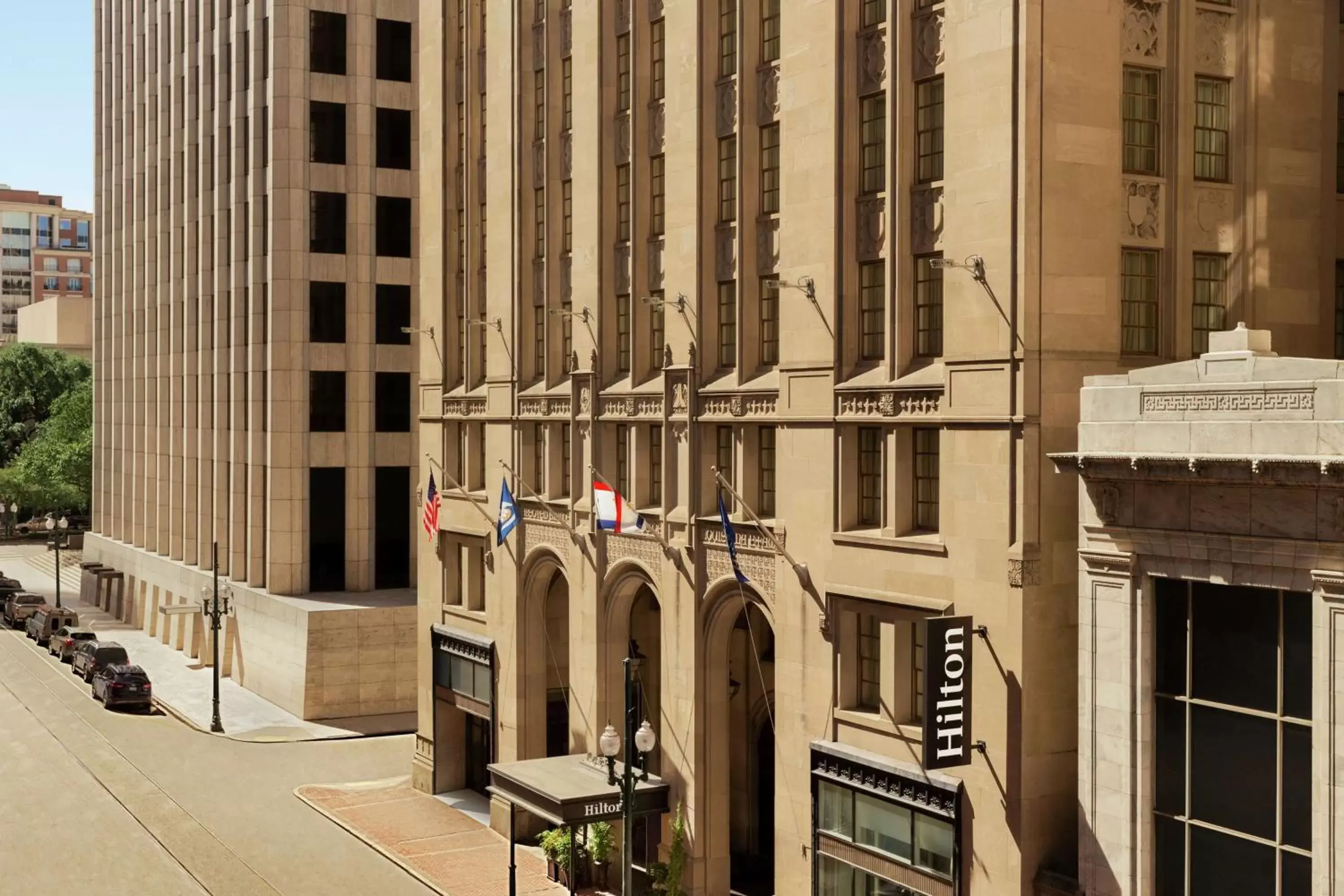 Property building in Hilton New Orleans / St. Charles Avenue Property building in Hilton New Orleans / St. Charles Avenue