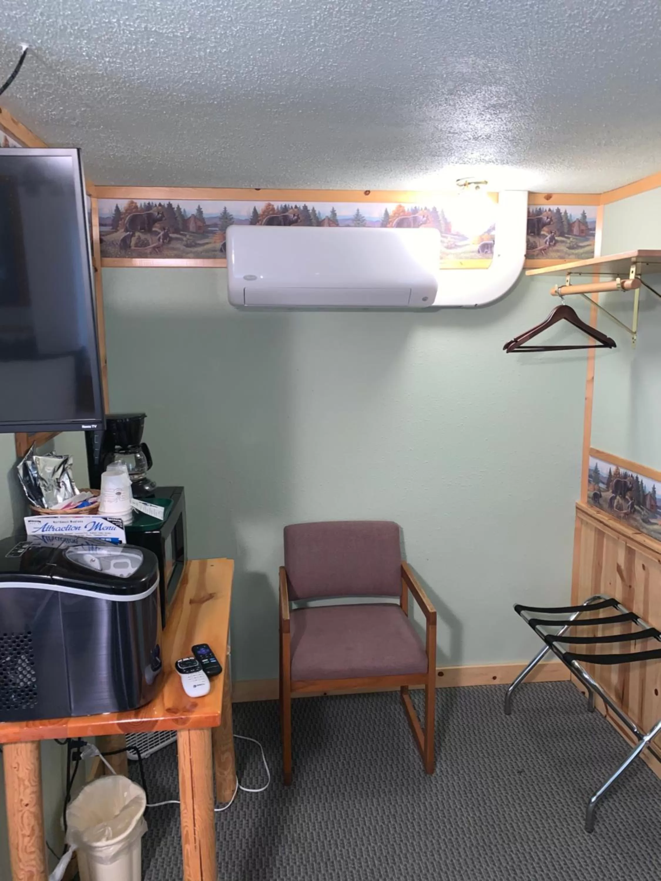 Coffee/tea facilities, TV/Entertainment Center in Glacier Haven Inn