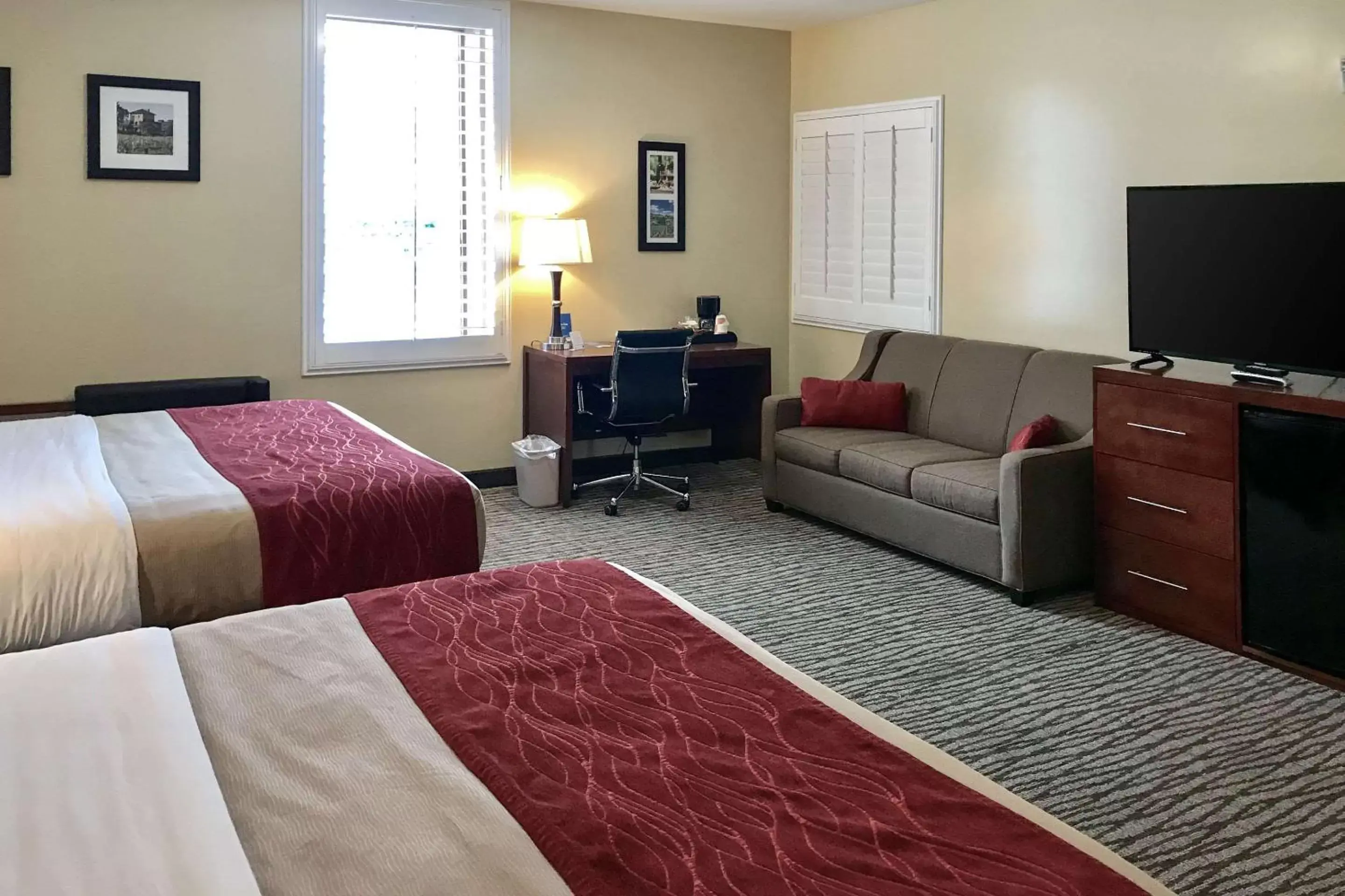 Photo of the whole room, Seating Area in Comfort Inn Pomona Near FairPlex