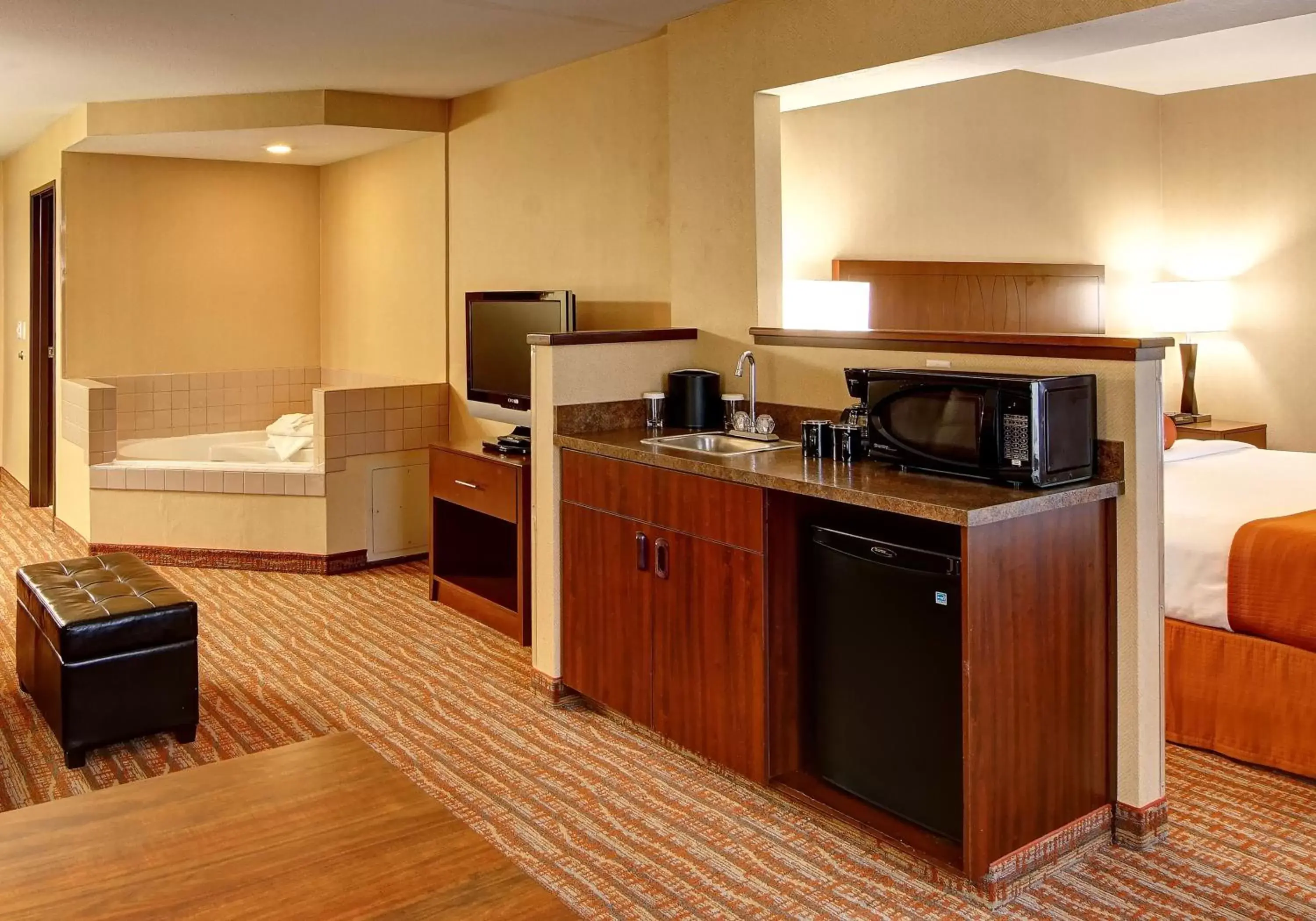 Kitchen or kitchenette, Kitchen/Kitchenette in Phoenix Inn Suites Albany