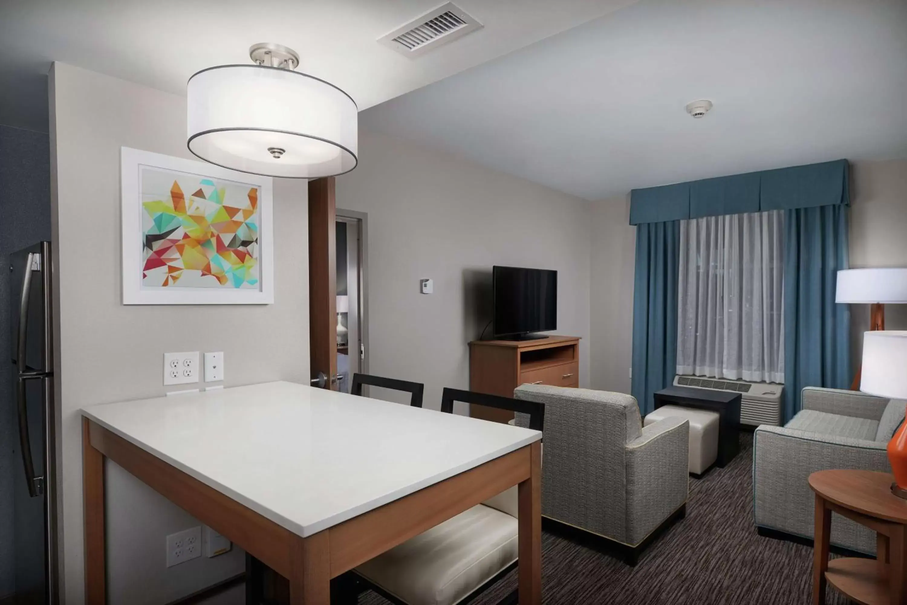 Living room, TV/Entertainment Center in Homewood Suites By Hilton Cincinnati Midtown