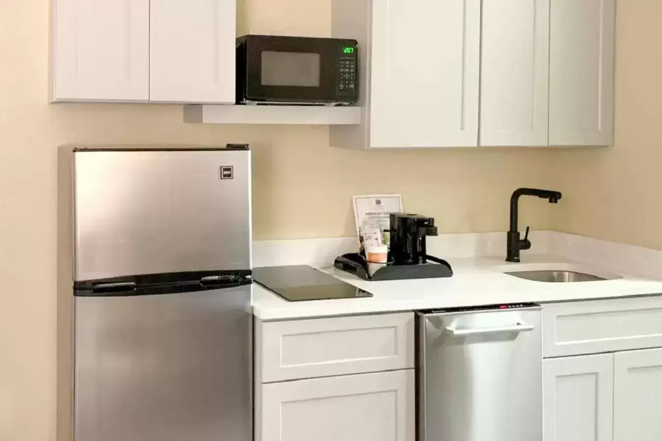 Kitchen or kitchenette, Kitchen/Kitchenette in Comfort Suites Columbia Gateway
