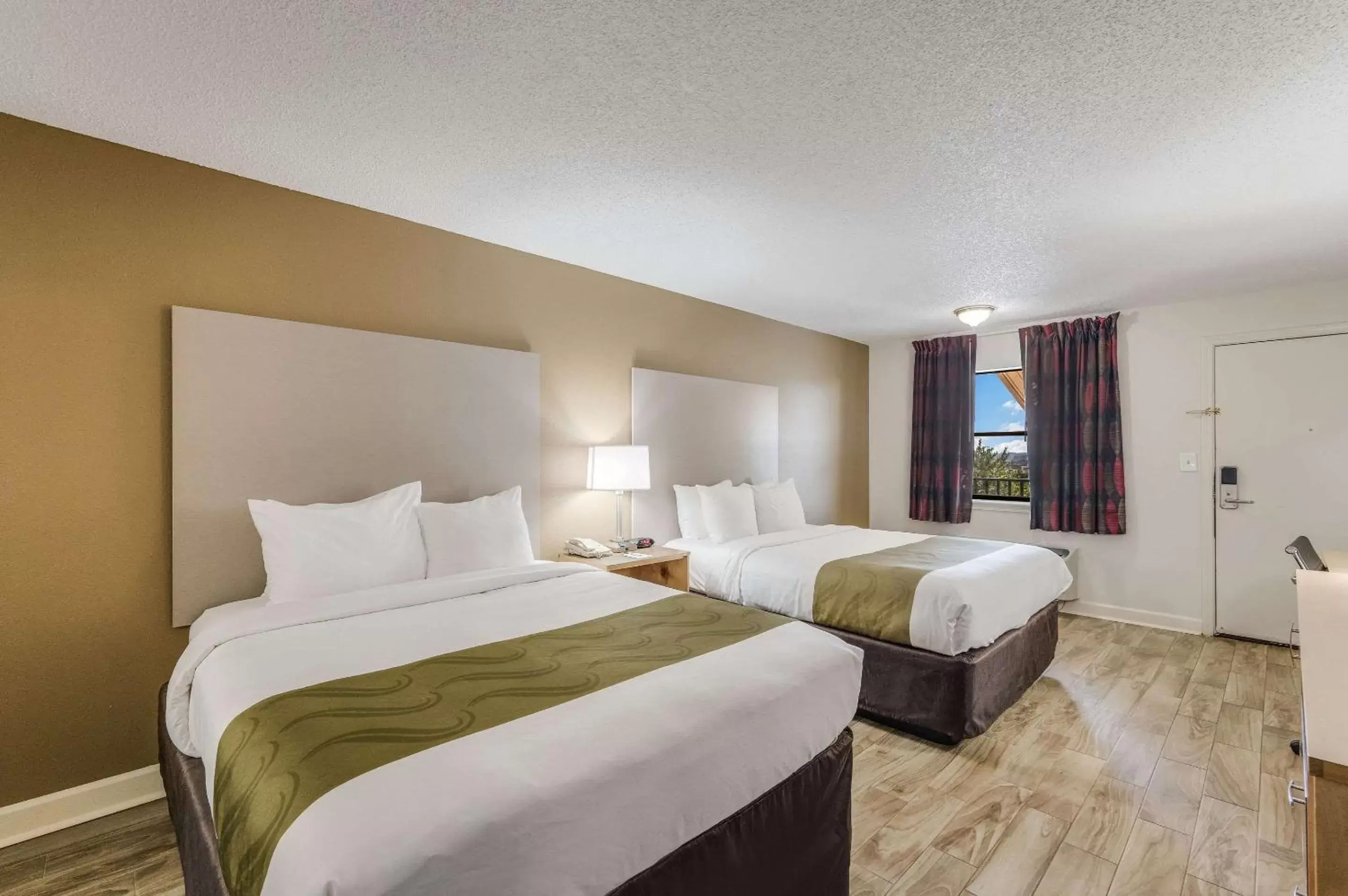 Photo of the whole room, Bed in Quality Inn & Suites Hot Springs-Lake Hamilton