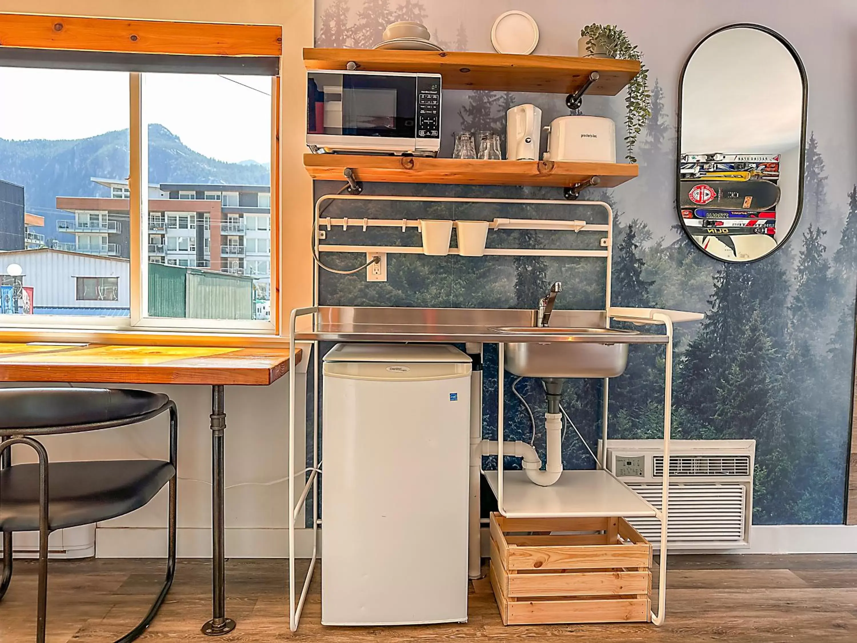 Kitchen or kitchenette, Kitchen/Kitchenette in Crash Hotel Squamish