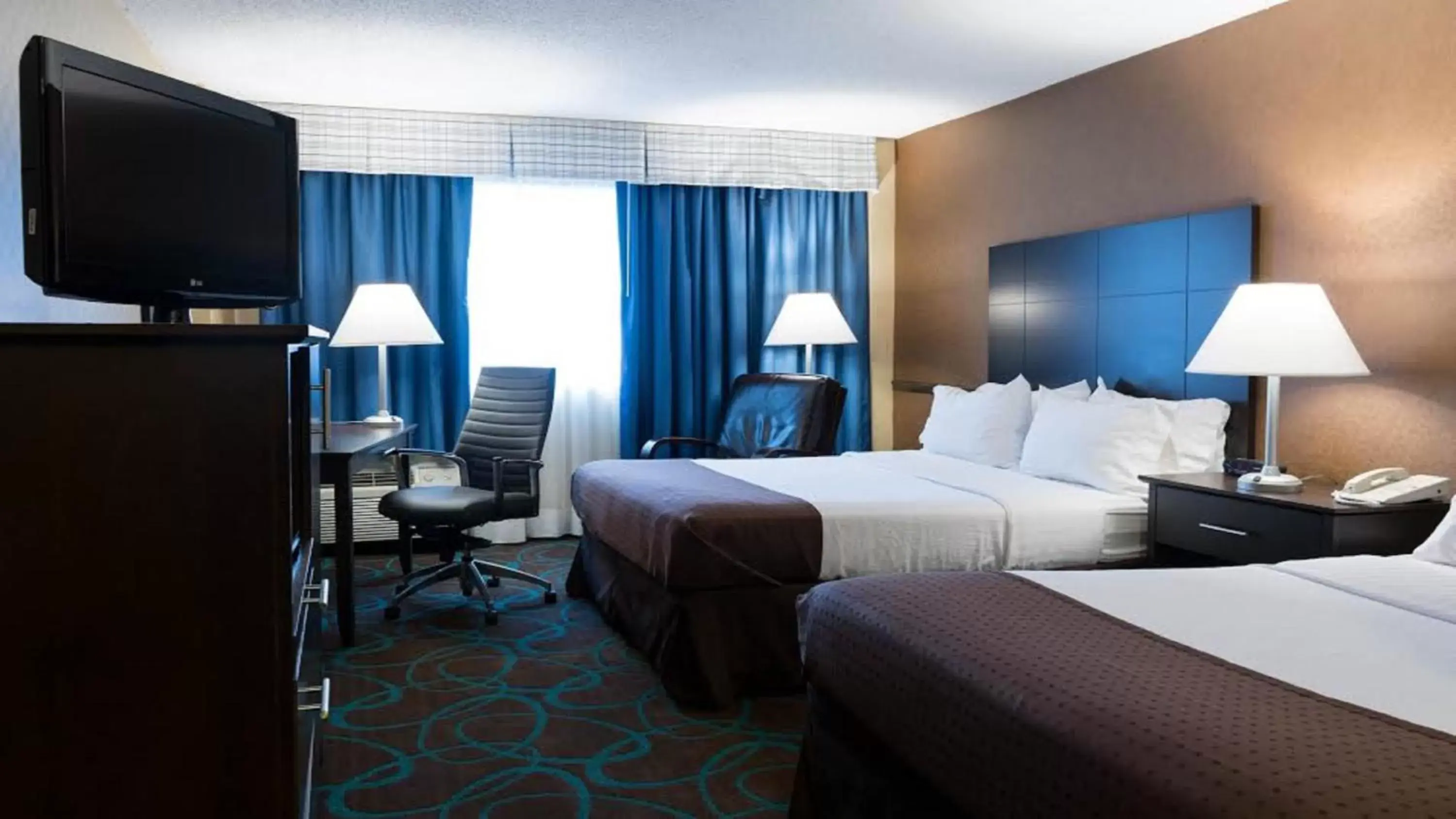 Photo of the whole room, Bed in Holiday Inn Niagara Falls-Scenic Downtown, an IHG Hotel