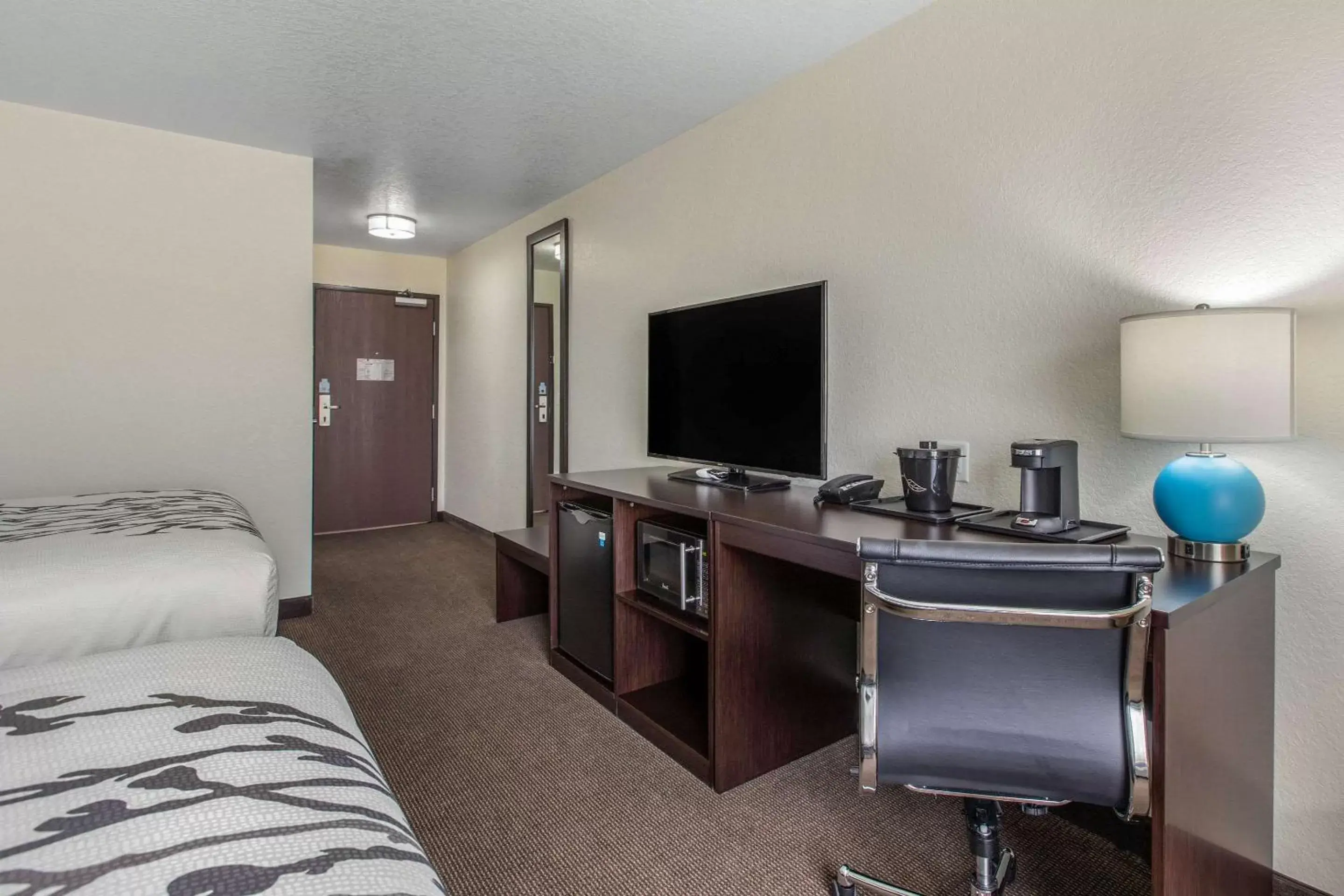 Photo of the whole room, TV/Entertainment Center in Sleep Inn & Suites Ankeny - Des Moines