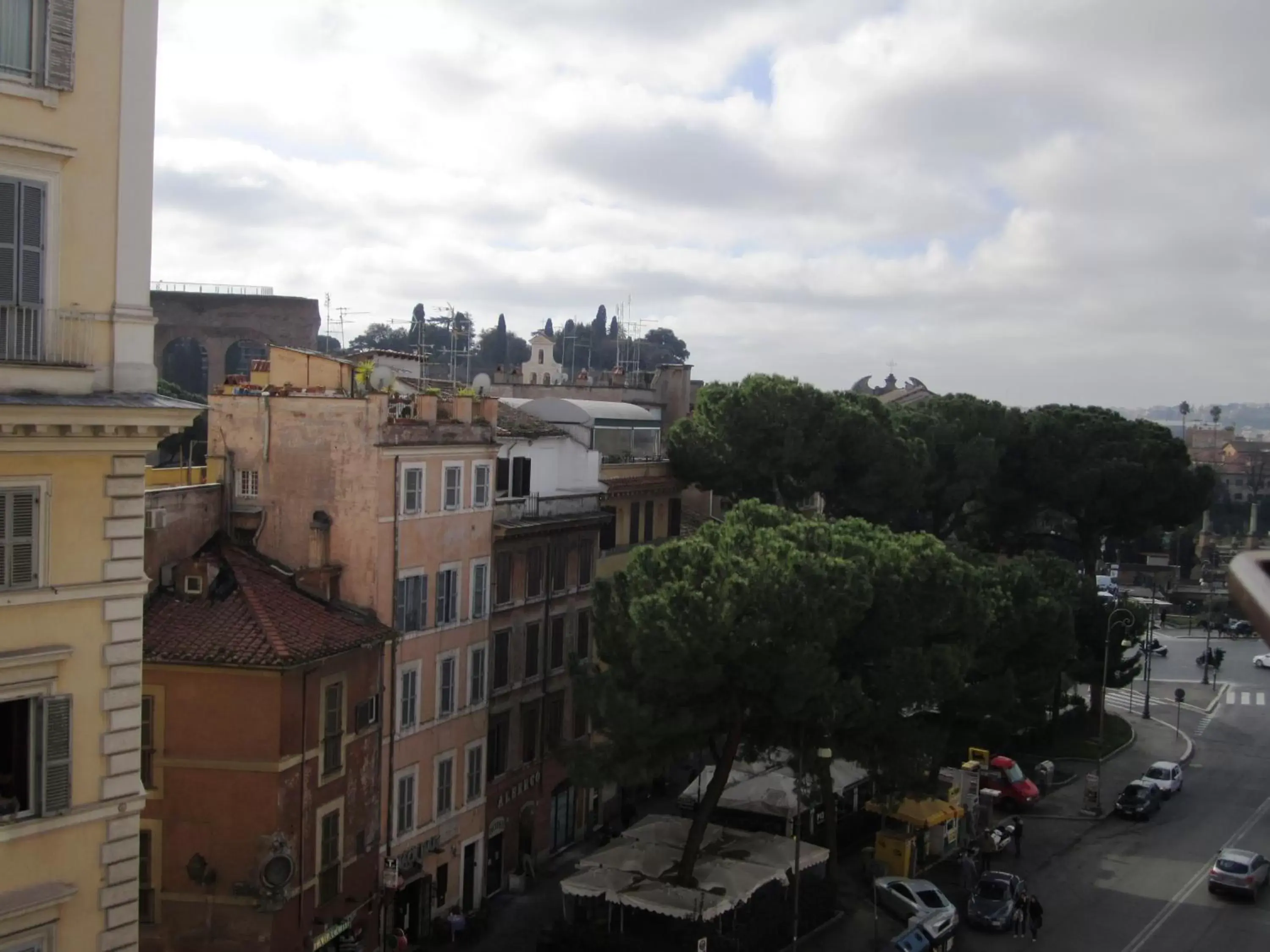 City view in 2 Passi Al Colosseo B&B