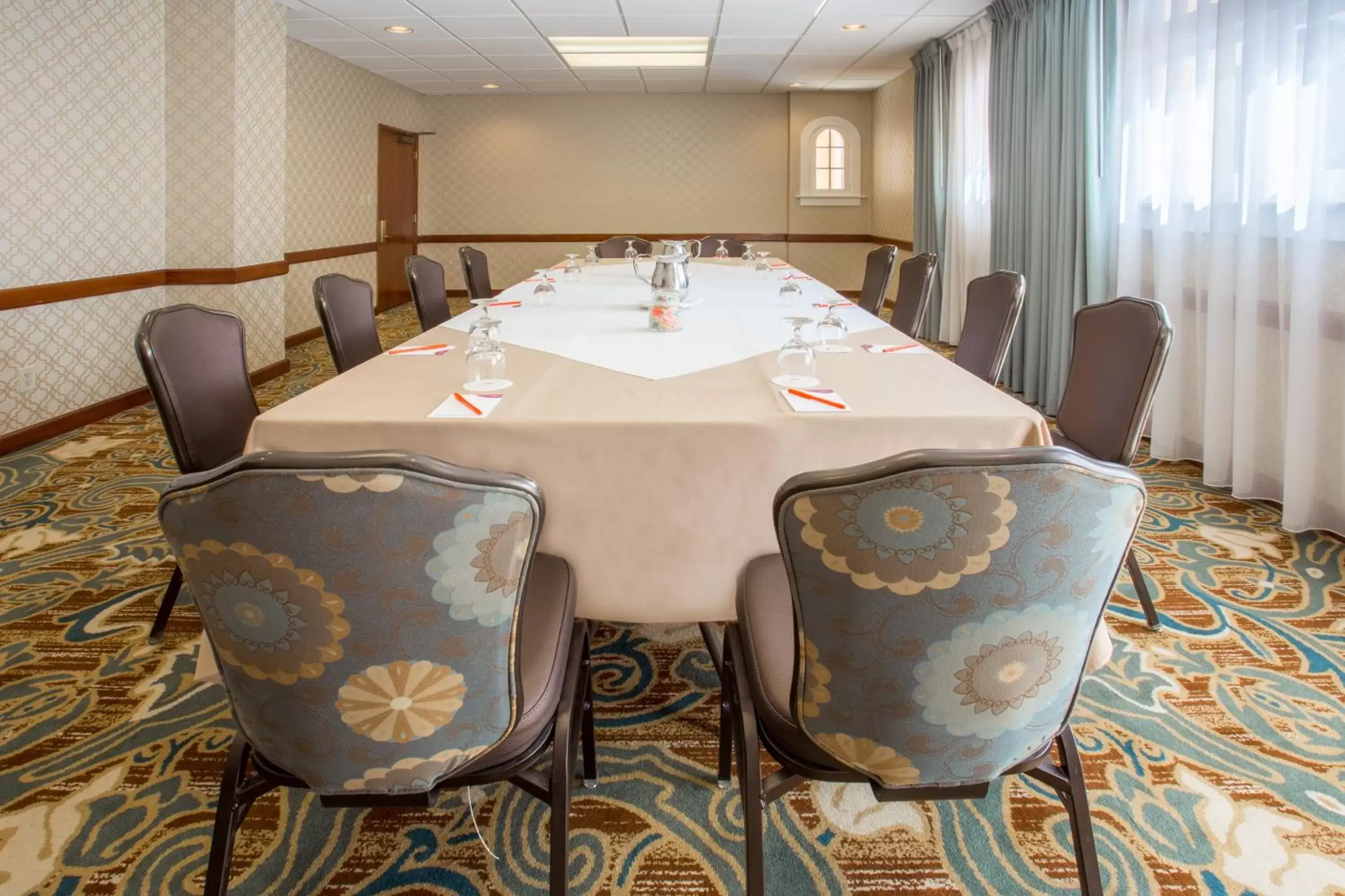 Meeting/conference room in Crowne Plaza Phoenix - Chandler Golf Resort, an IHG Hotel