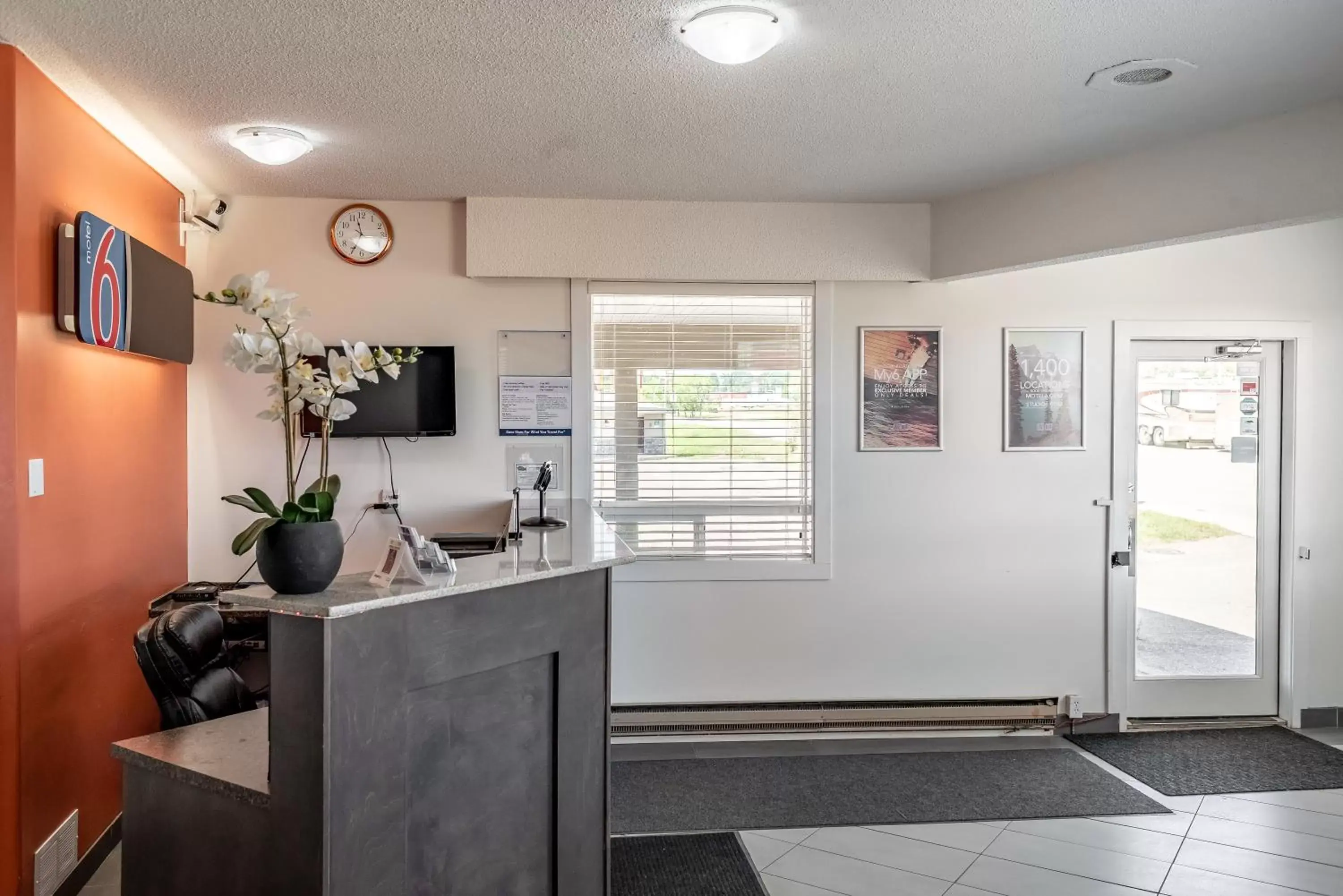 Lobby or reception, Kitchen/Kitchenette in Motel 6-Fort Nelson, BC