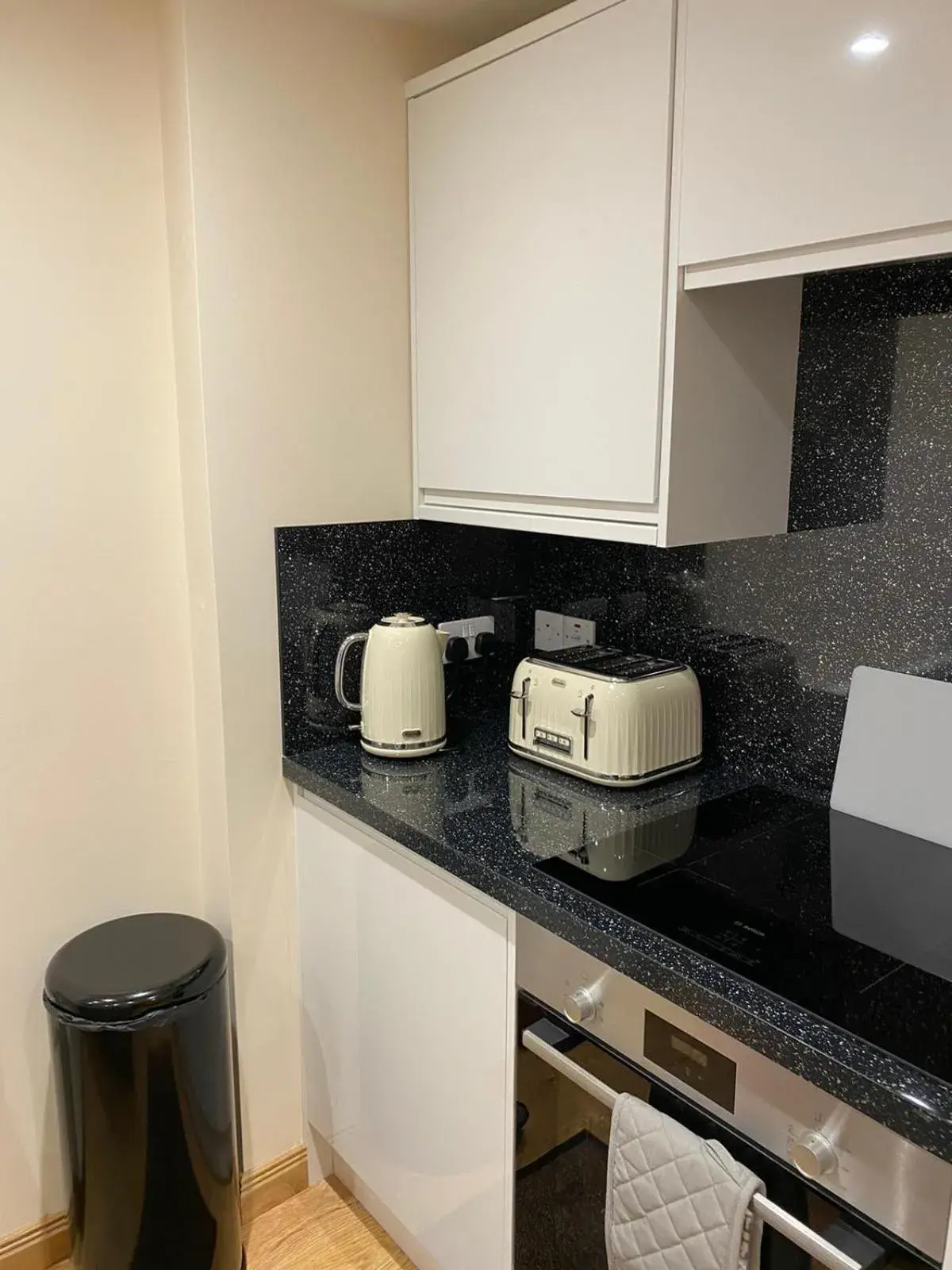 Kitchen or kitchenette, Bathroom in Waverley Inn Apartments