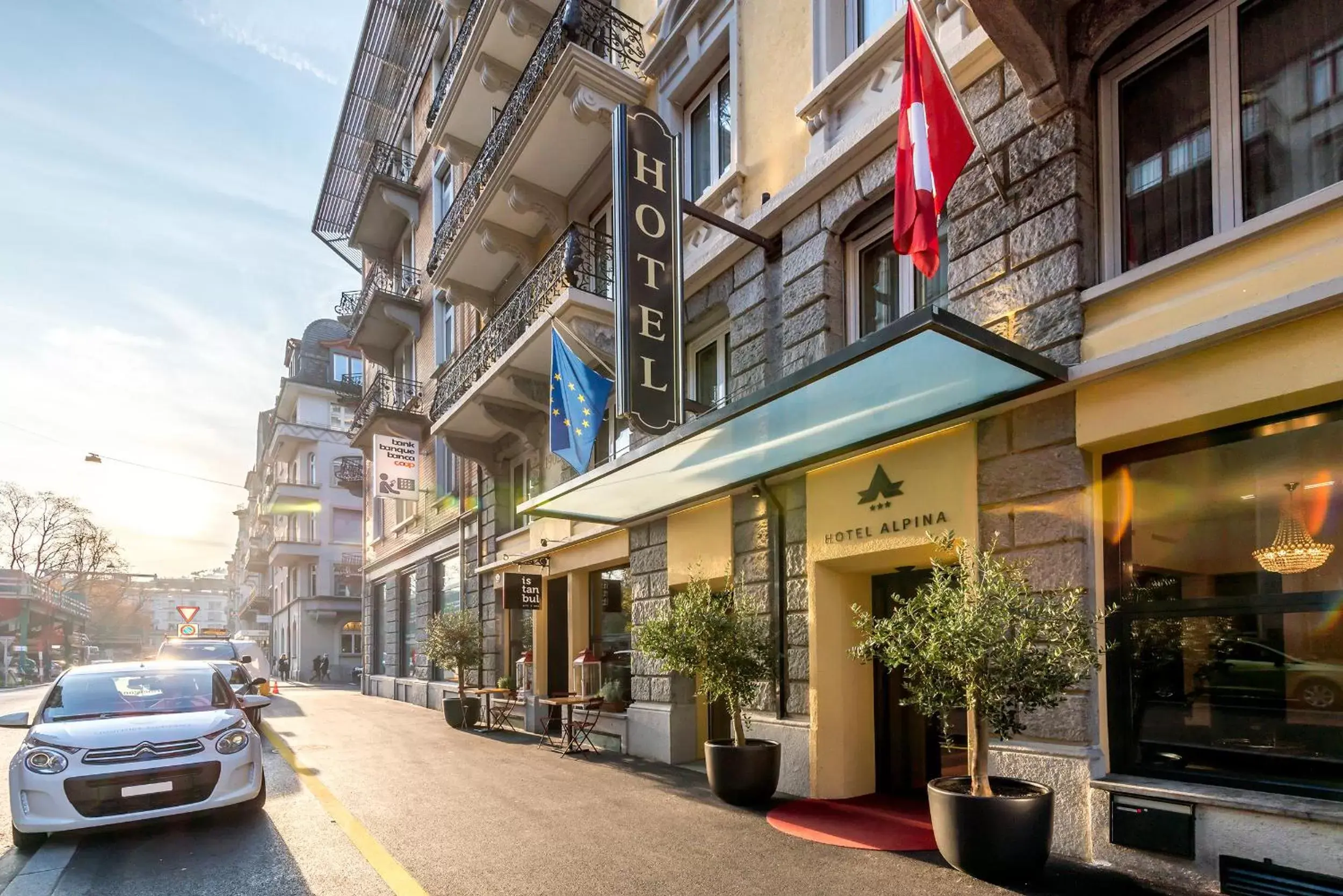 Facade/entrance in Hotel Alpina Luzern