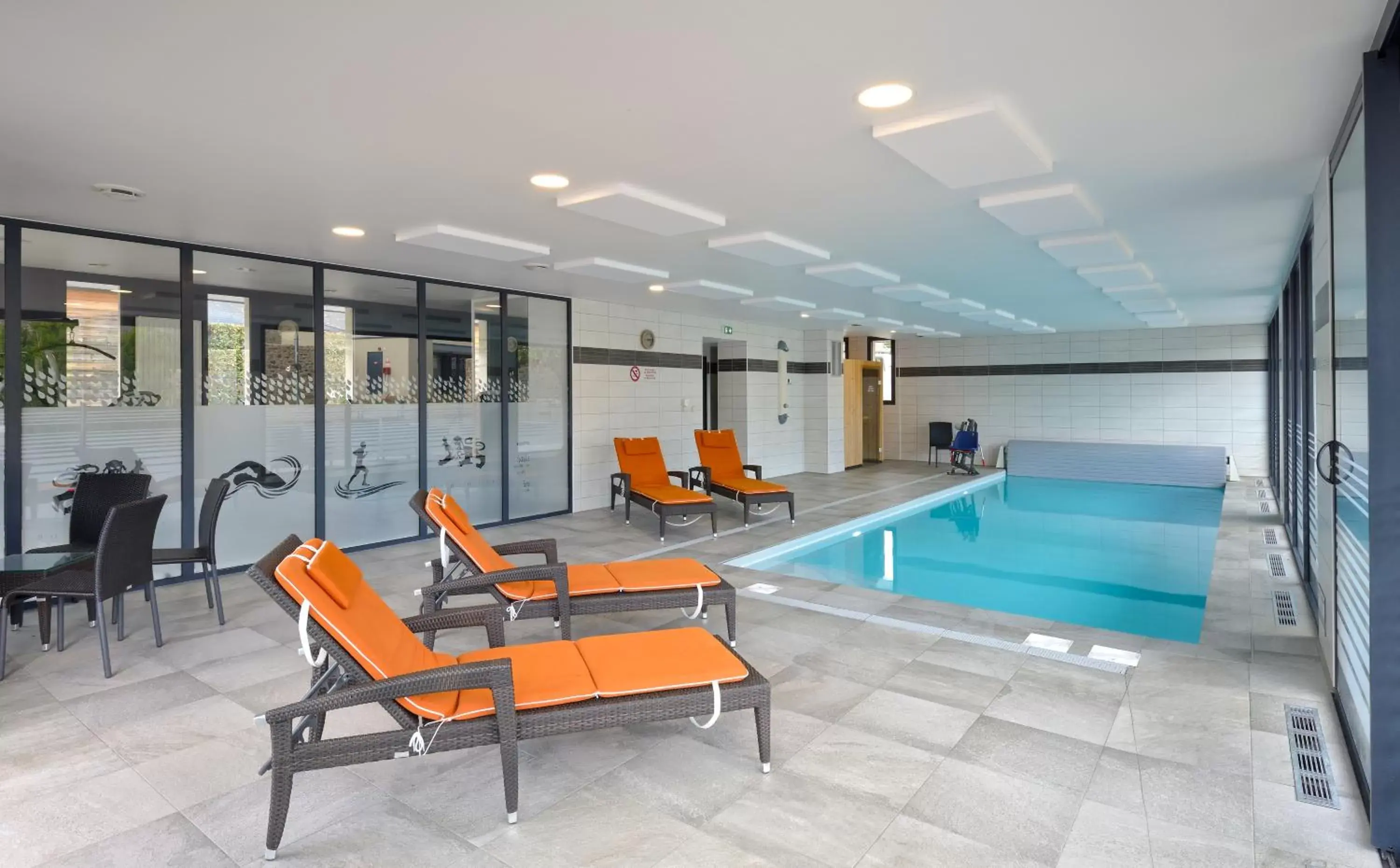 Swimming Pool in The Originals Boutique, Hôtel Le Lion d'Or, Fougères Ouest (Inter-Hotel)