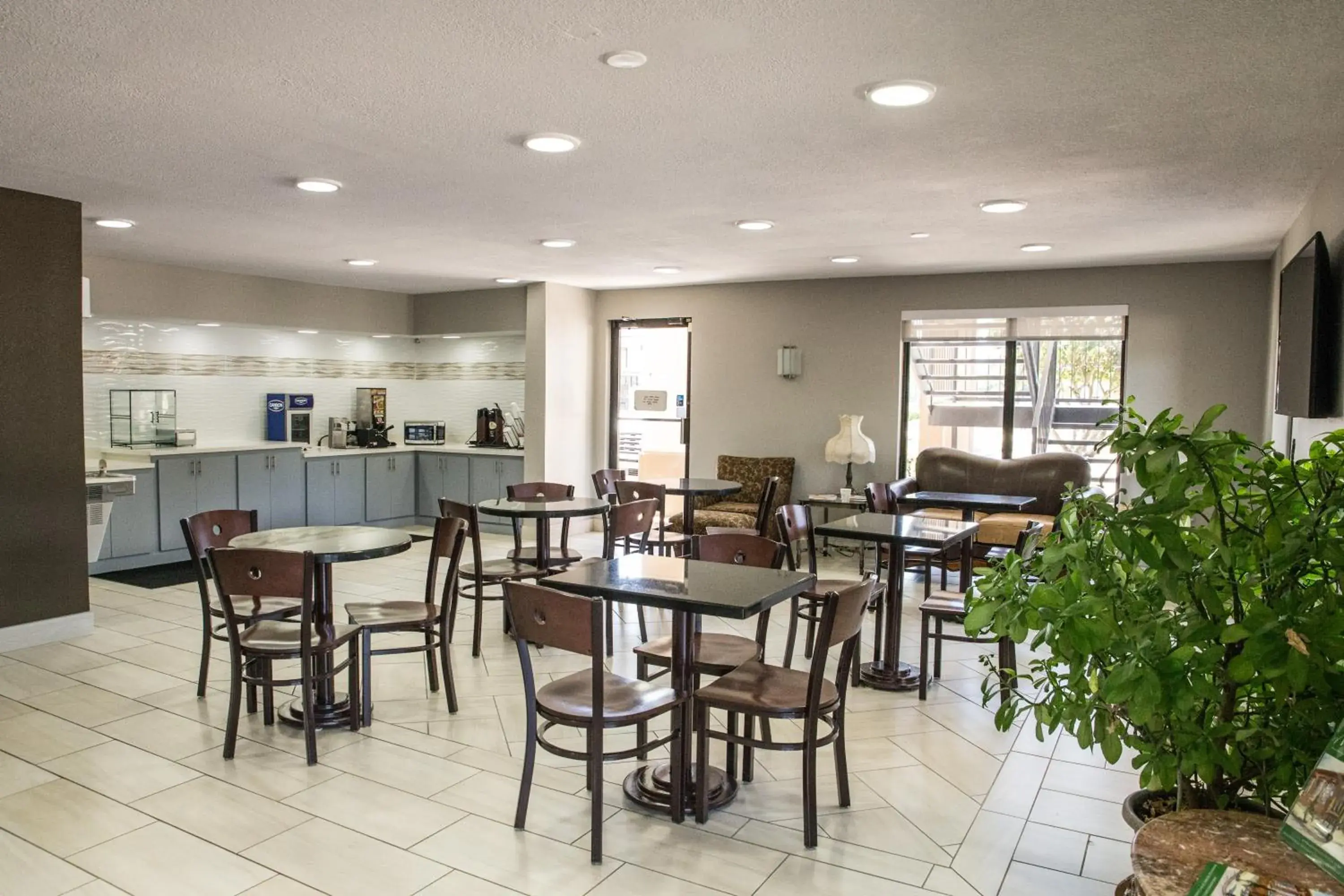 American breakfast in Mockingbird Inn & Suites American breakfast in Mockingbird Inn & Suites