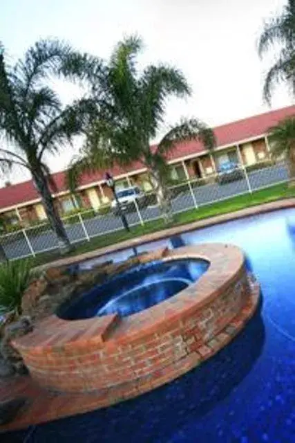 Property building, Swimming Pool in Pines Country Club Motor Inn