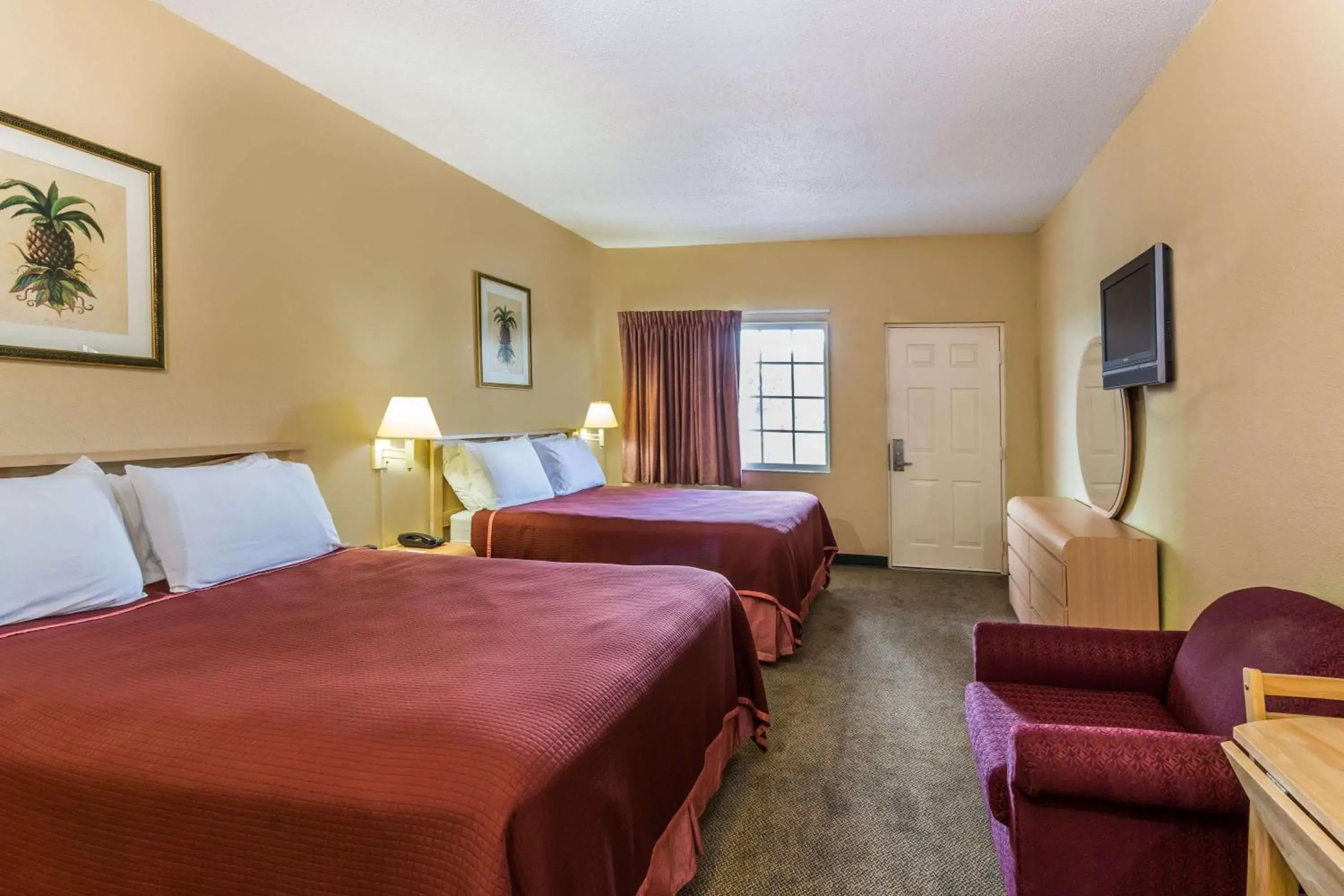 Photo of the whole room in Travelodge Suites by Wyndham Lake Okeechobee