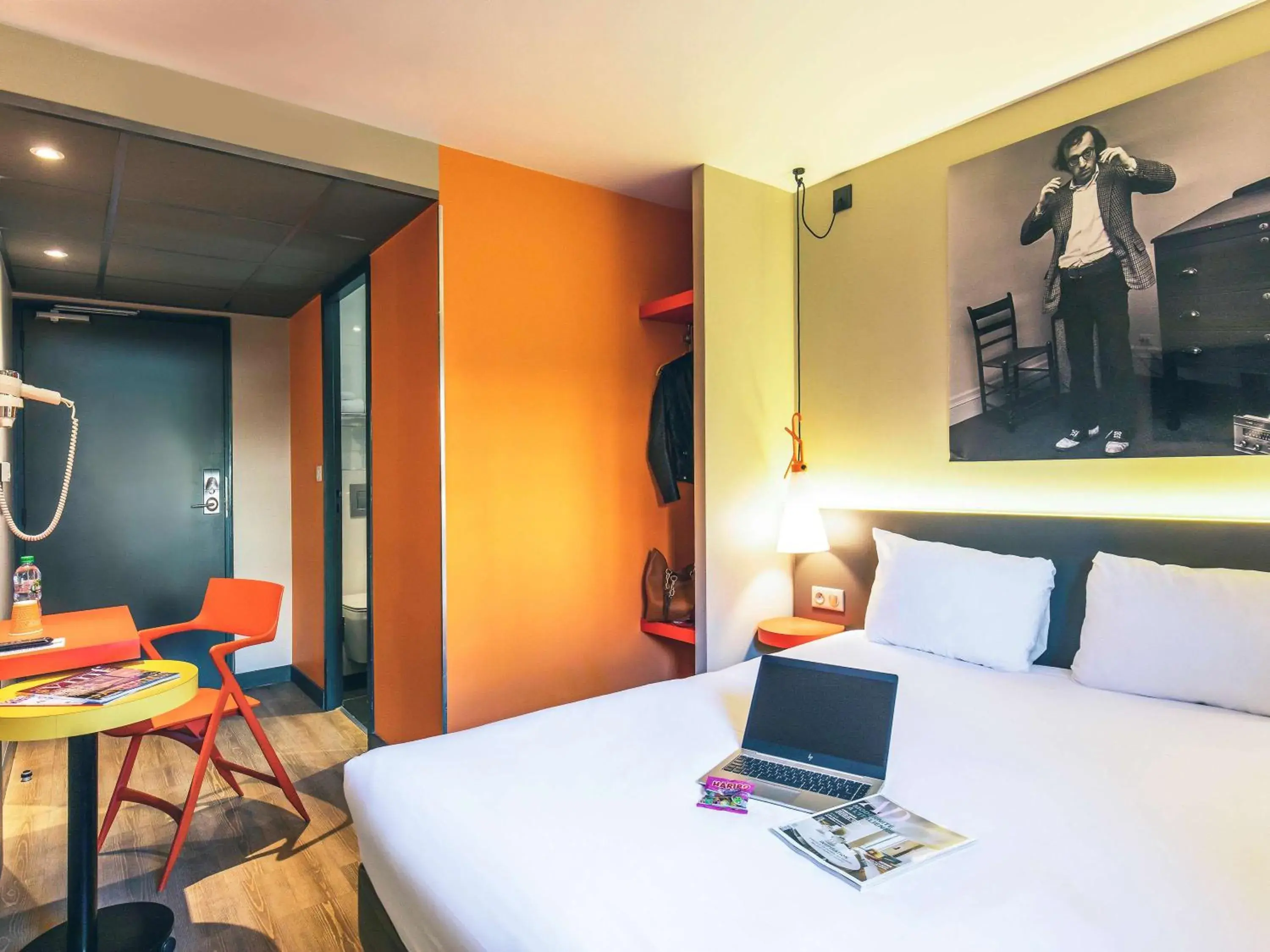 Photo of the whole room in ibis Styles Lyon Confluence