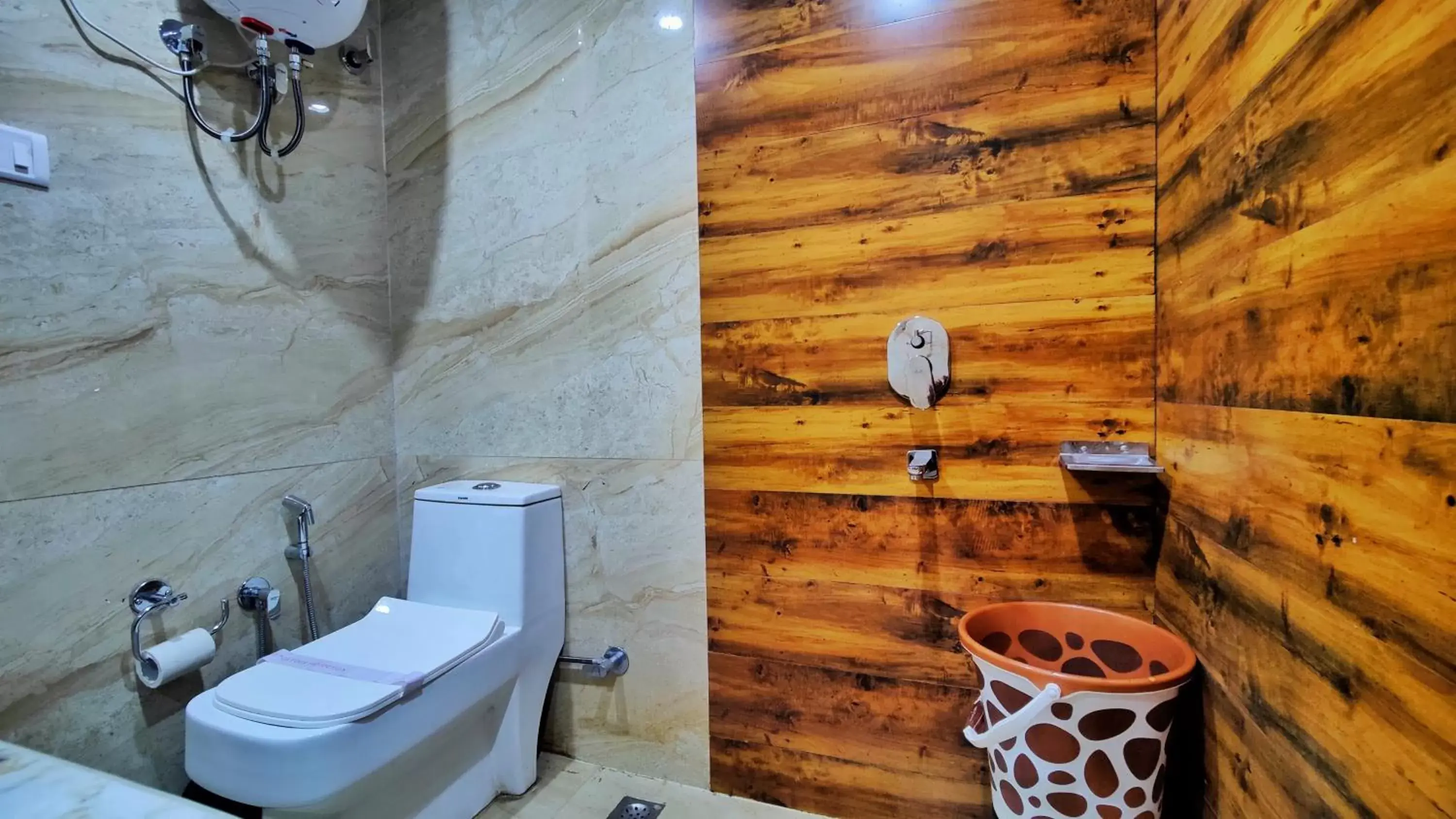 Bathroom in Auckland Hotel and Restaurant Near Mall Road Bathroom in Auckland Hotel and Restaurant Near Mall Road