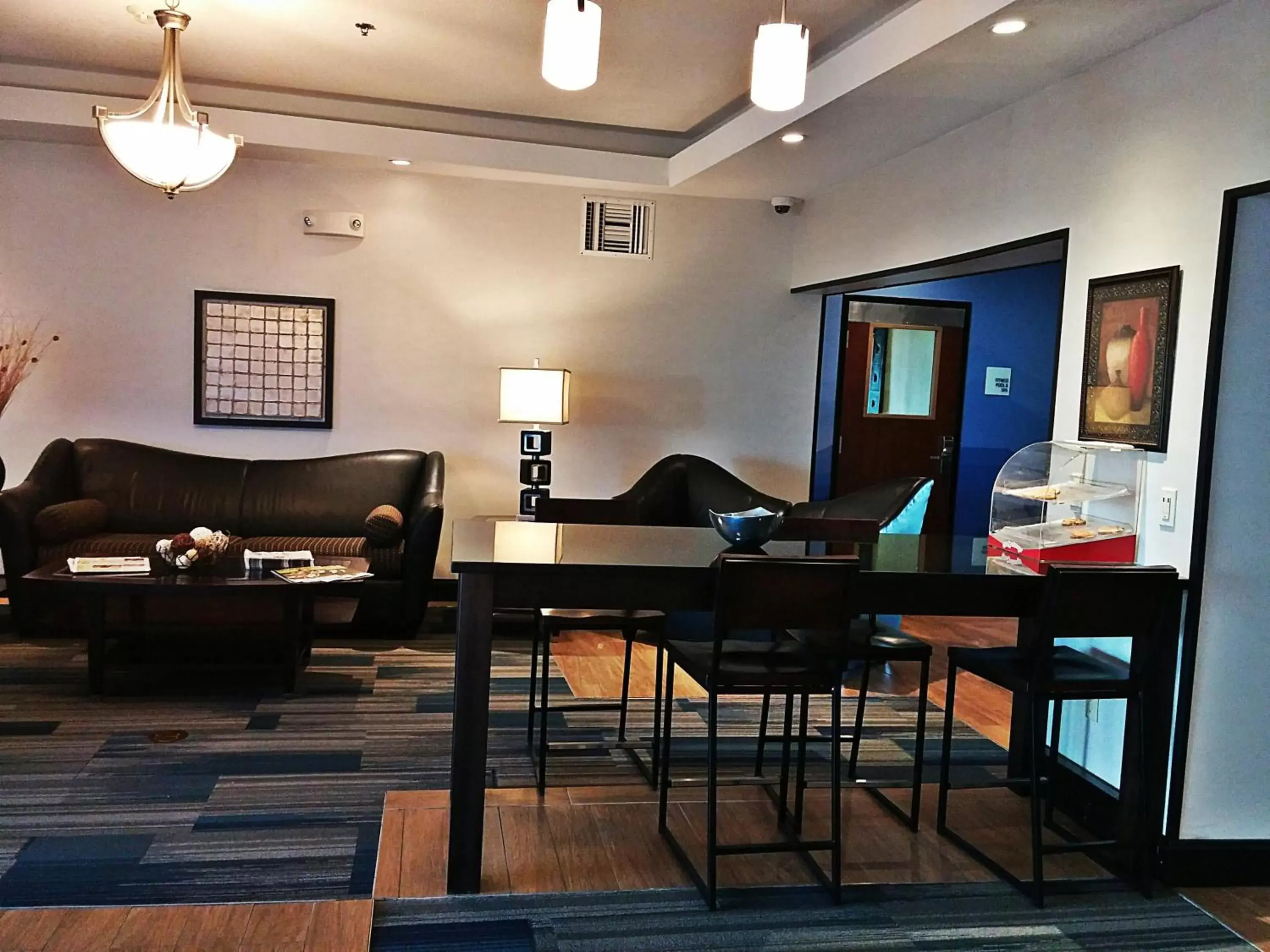 Lobby or reception, Seating Area in Holiday Inn Express & Suites - Miami, an IHG Hotel