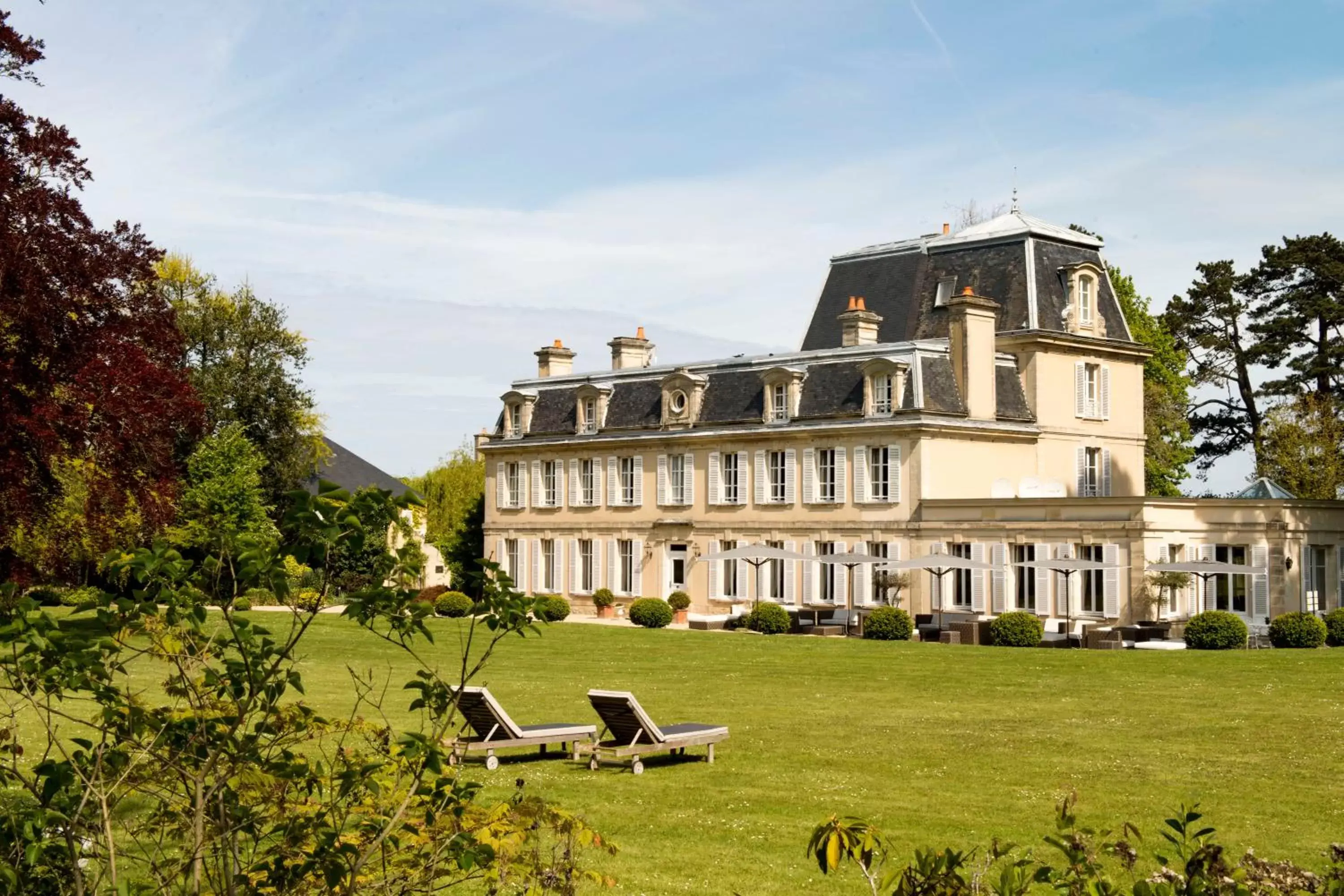 Property building in Chateau La Cheneviere
