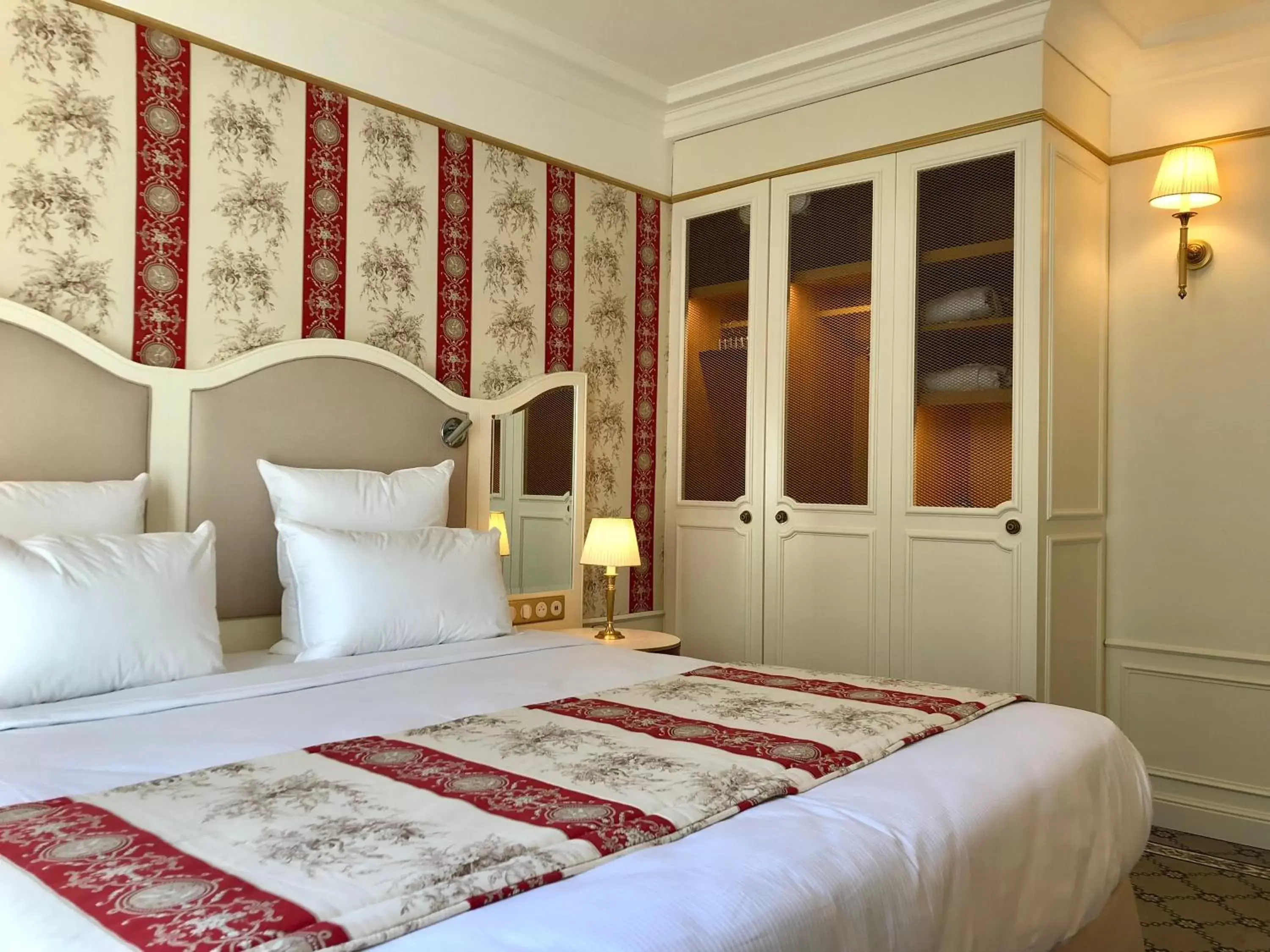 Photo of the whole room, Bed in Hôtel Mayfair Paris