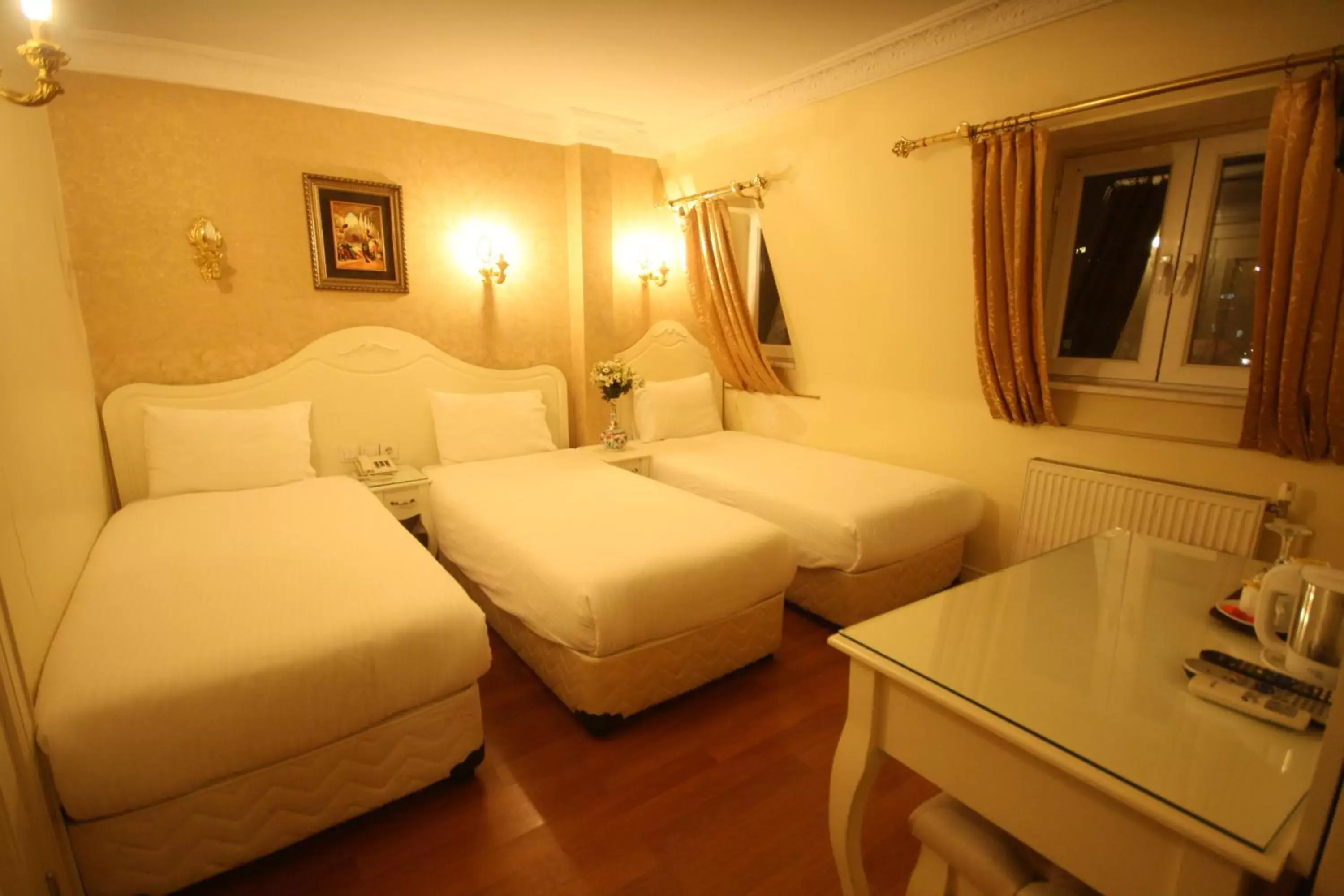 Photo of the whole room, Bed in Sirkeci Park Hotel