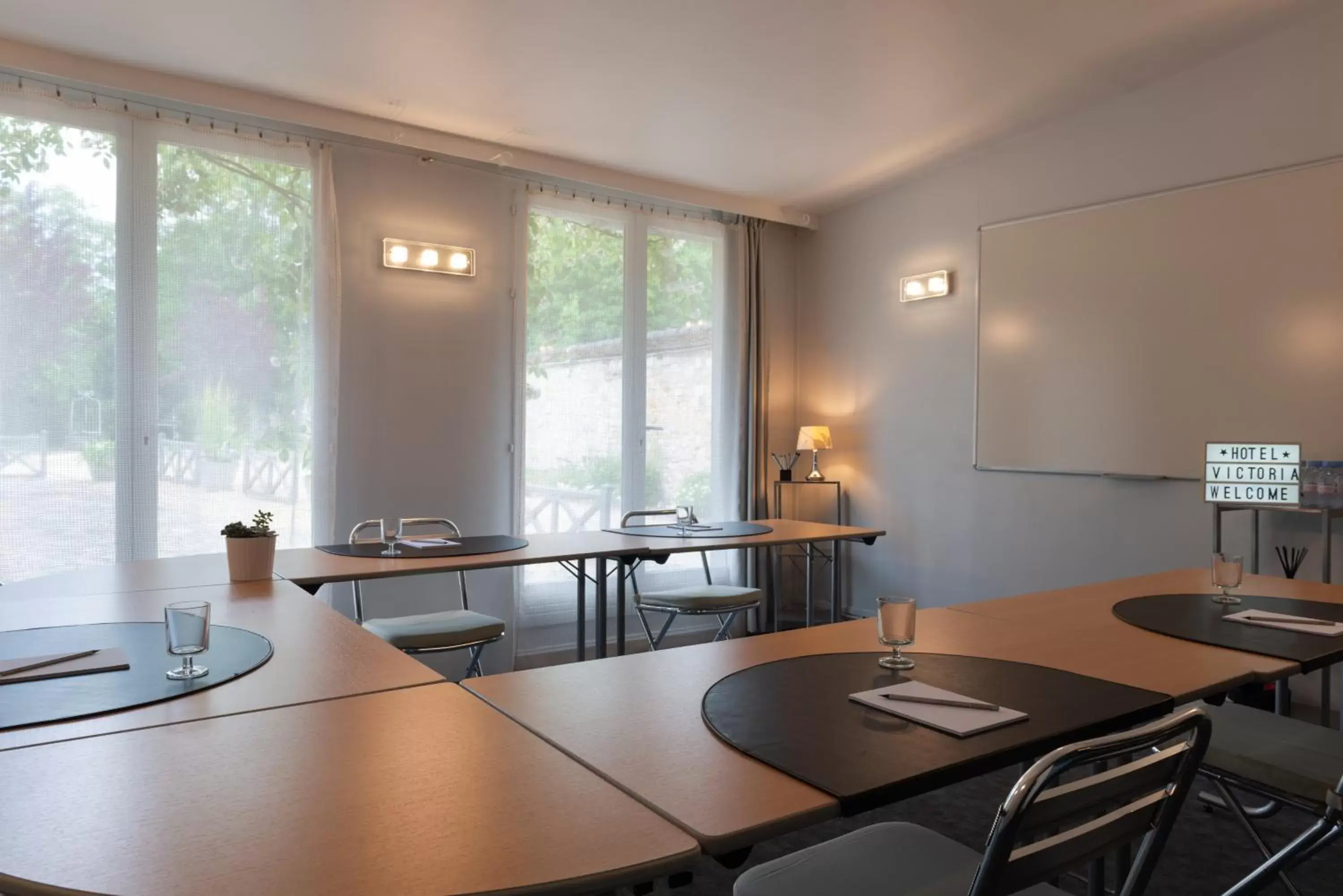 Meeting/conference room in The Originals Boutique, Hôtel Victoria, Fontainebleau