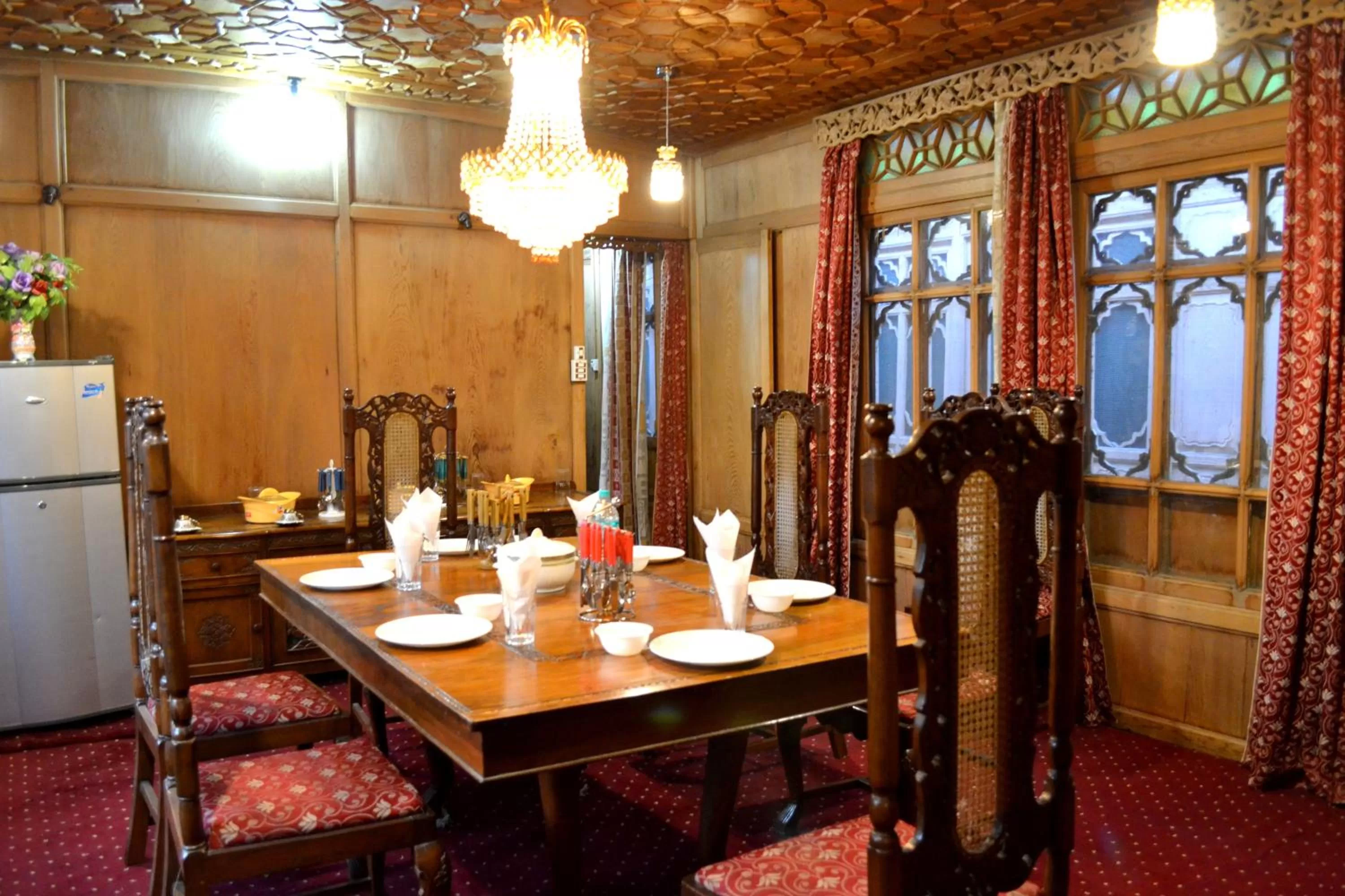 Dining area in Nazneen Group Of Houseboats