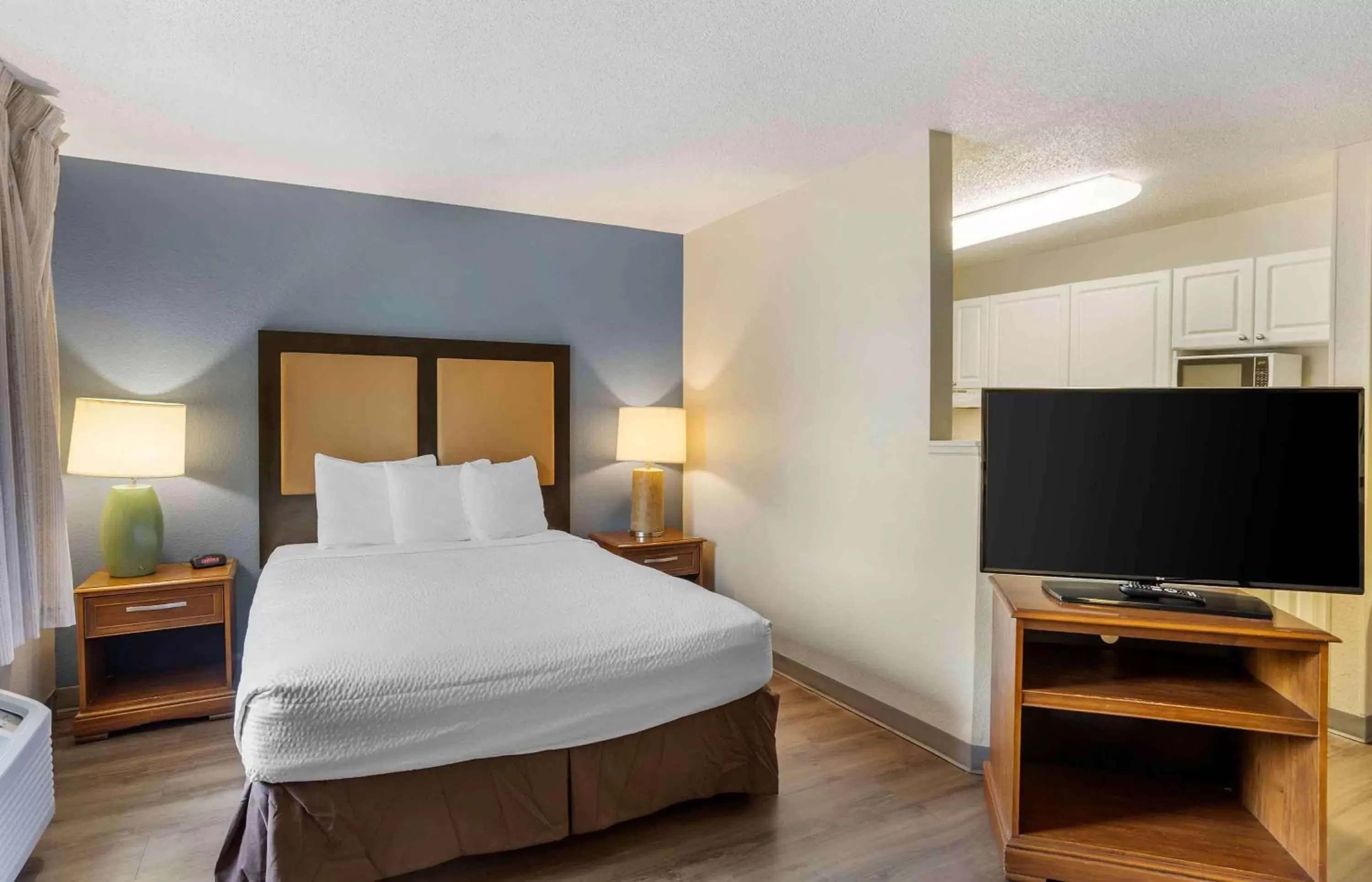 Bedroom, Bed in Extended Stay America Suites - Philadelphia - Mt Laurel - Pacilli Place