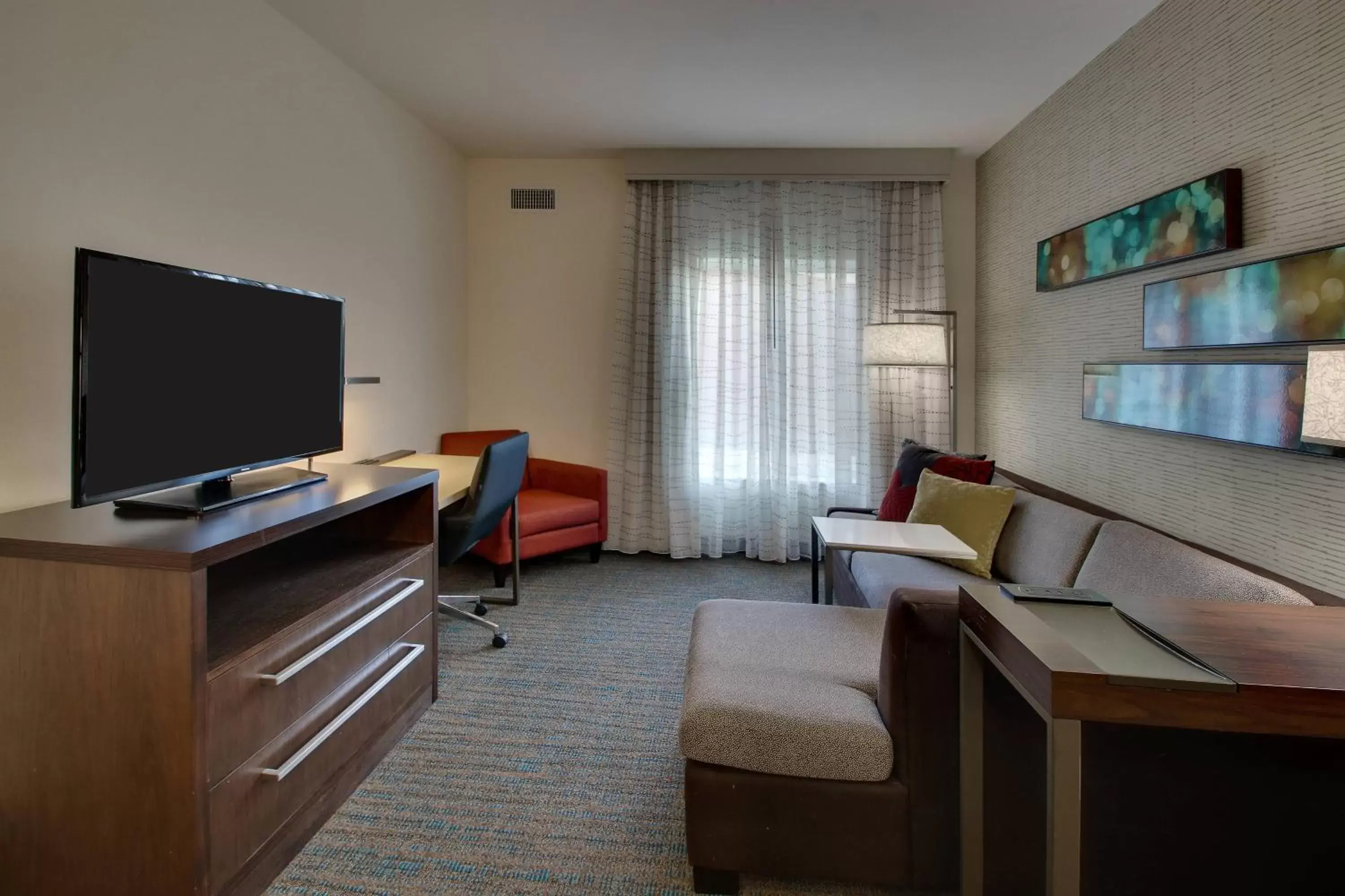 Living room, TV/Entertainment Center in Residence Inn by Marriott Philadelphia Valley Forge/Collegeville