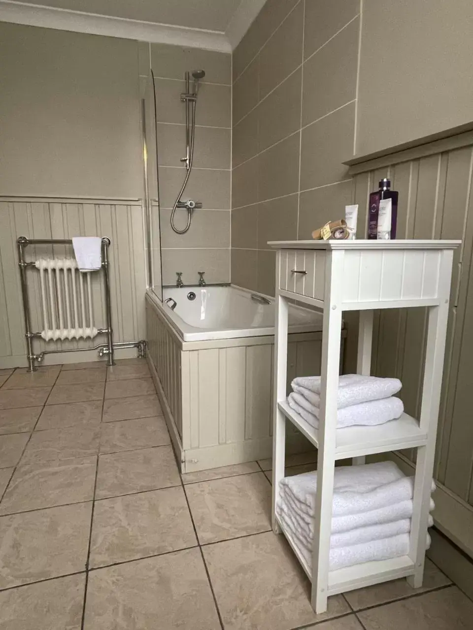 Bathroom, Kitchen/Kitchenette in The Castle Hotel