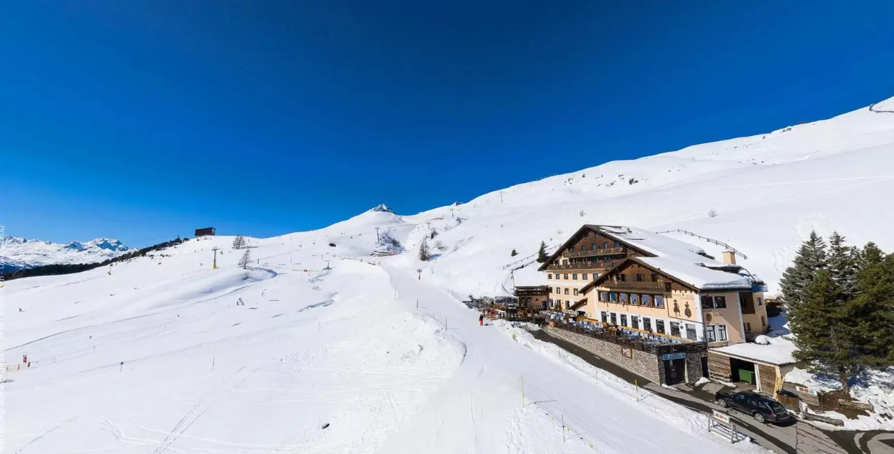 Bird's eye view, Winter in Hotel Salastrains